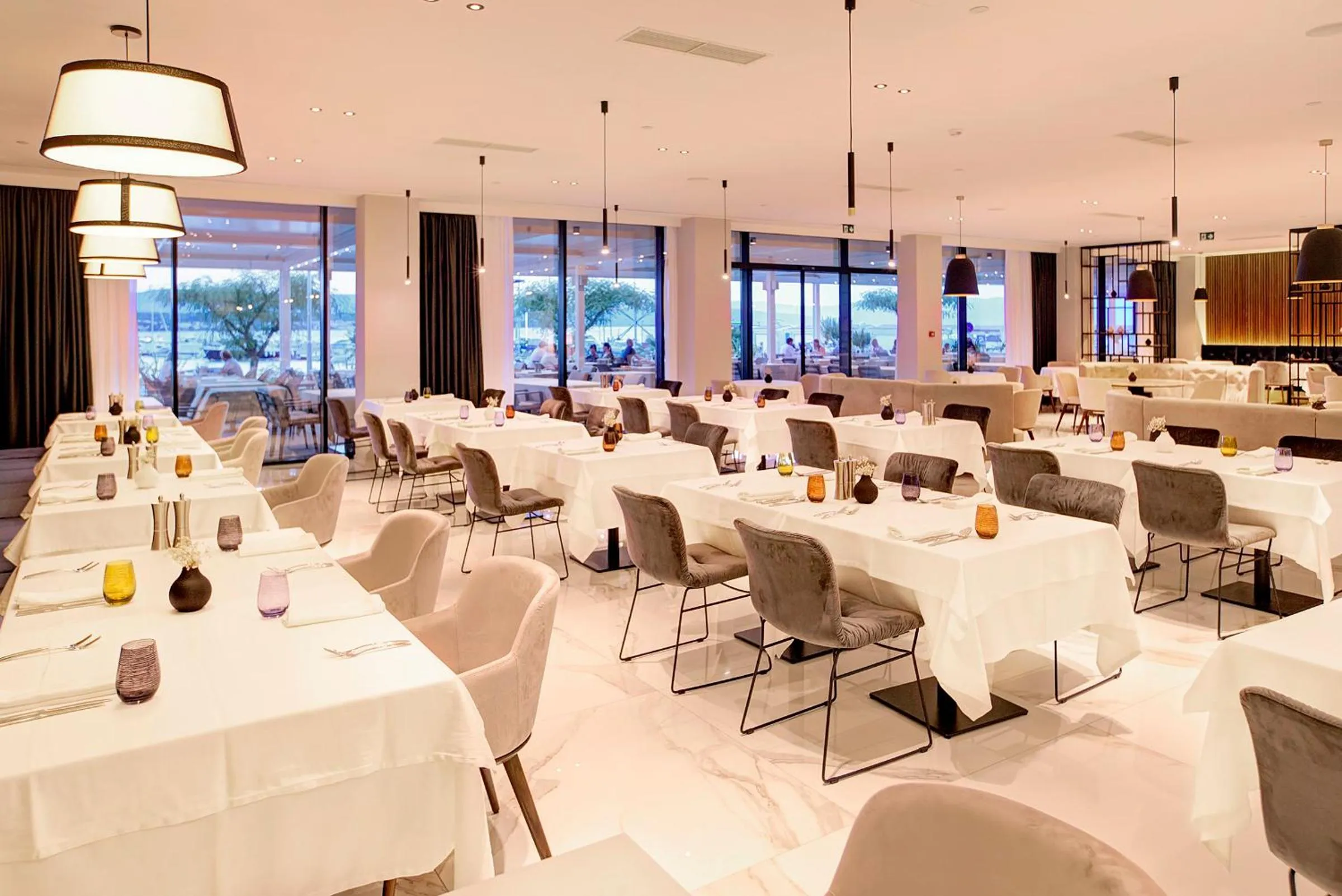 Restaurant/places to eat in Luxury Hotel Riva