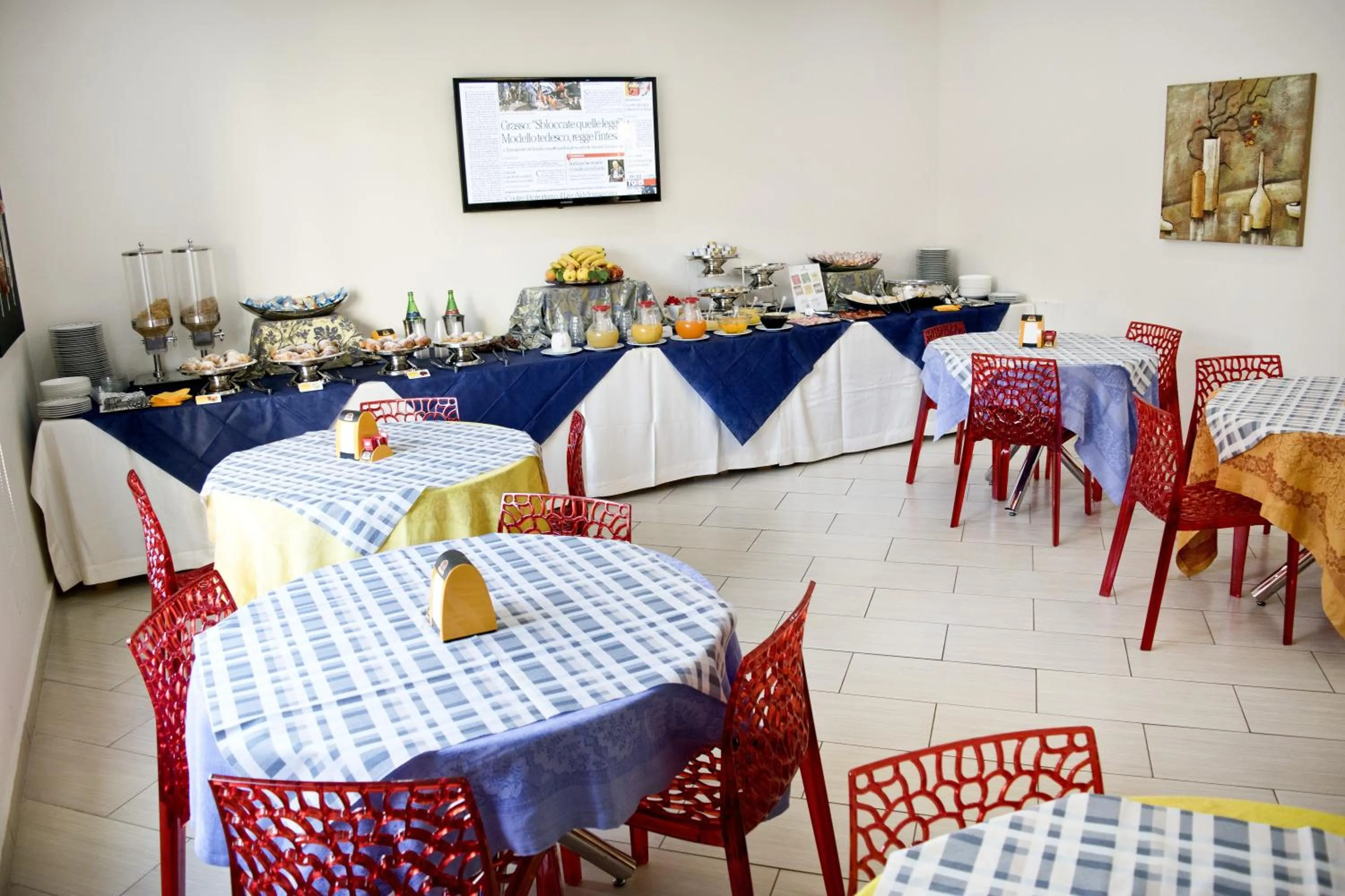 Communal lounge/ TV room in Hotel The Queen