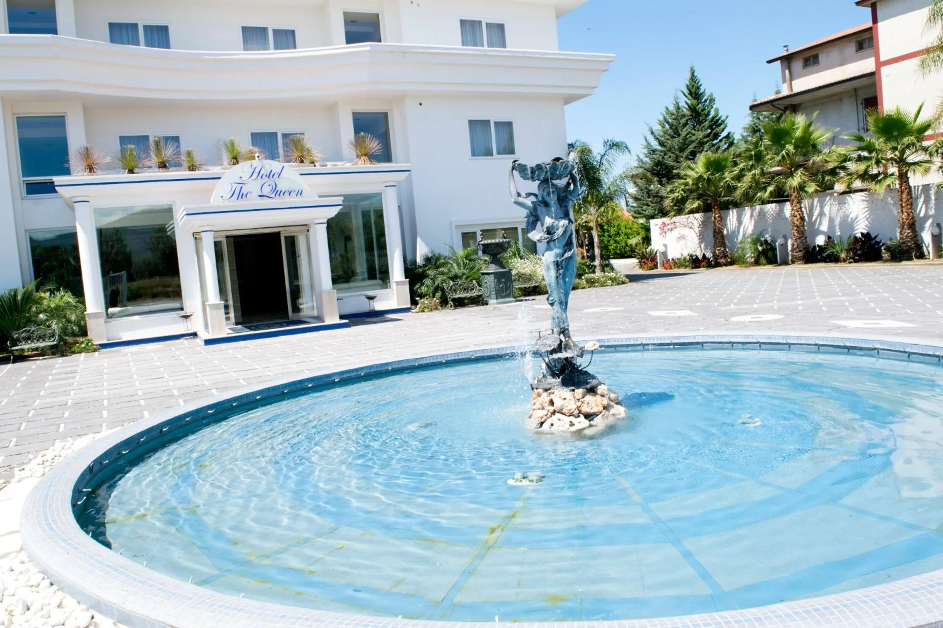 Facade/entrance in Hotel The Queen