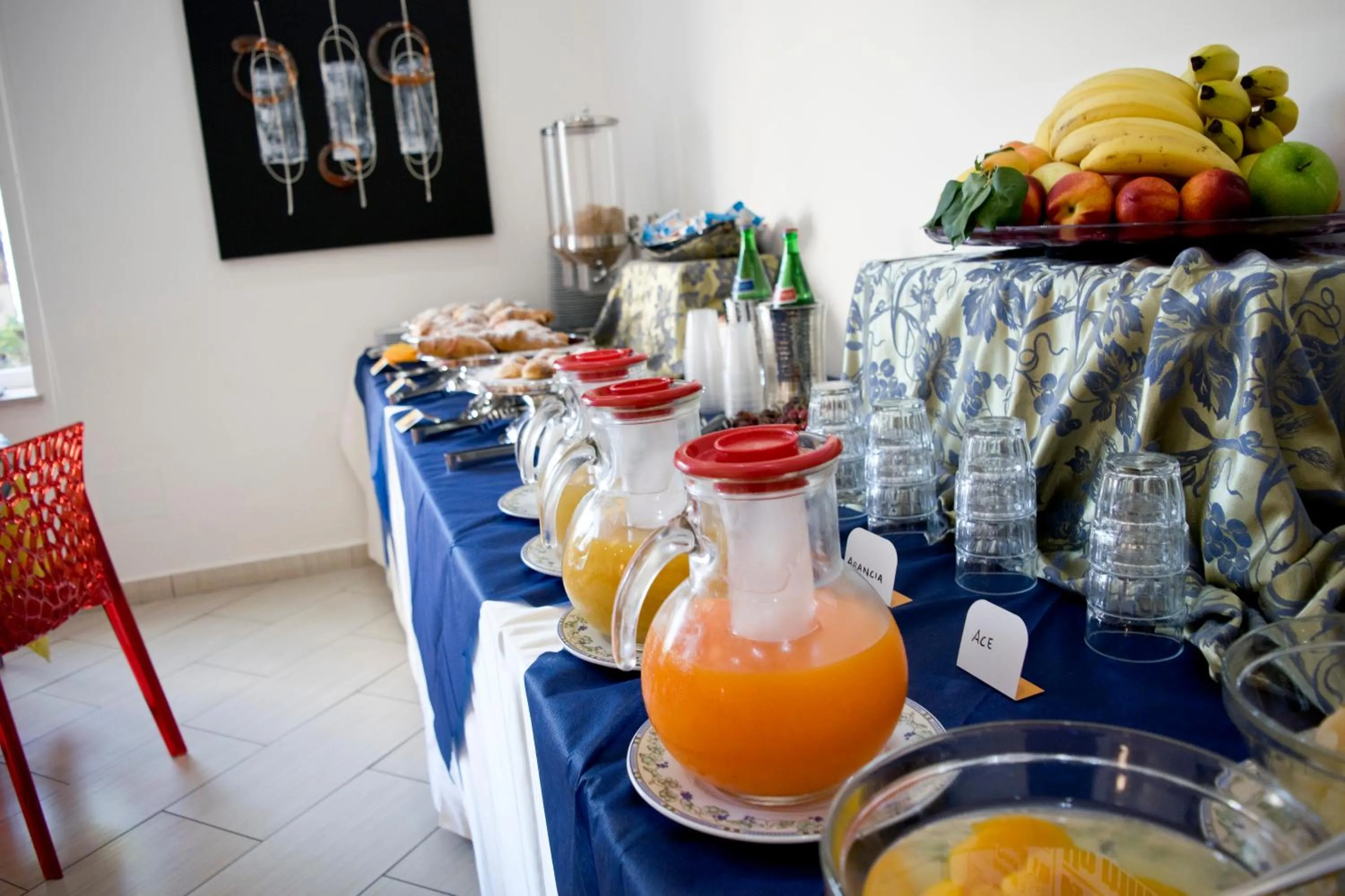 Communal lounge/ TV room in Hotel The Queen