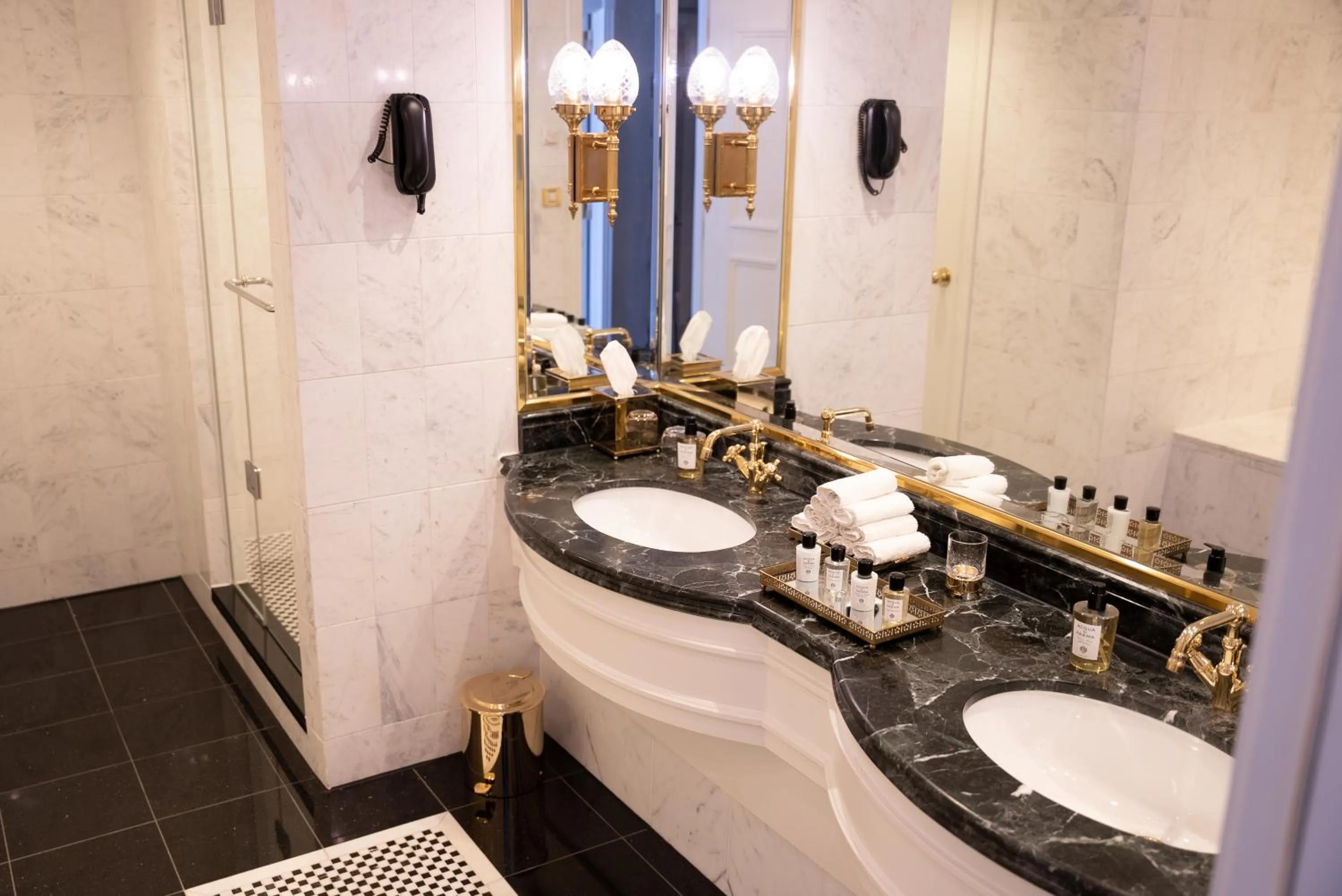 Bathroom in Steigenberger Icon Wiltcher's