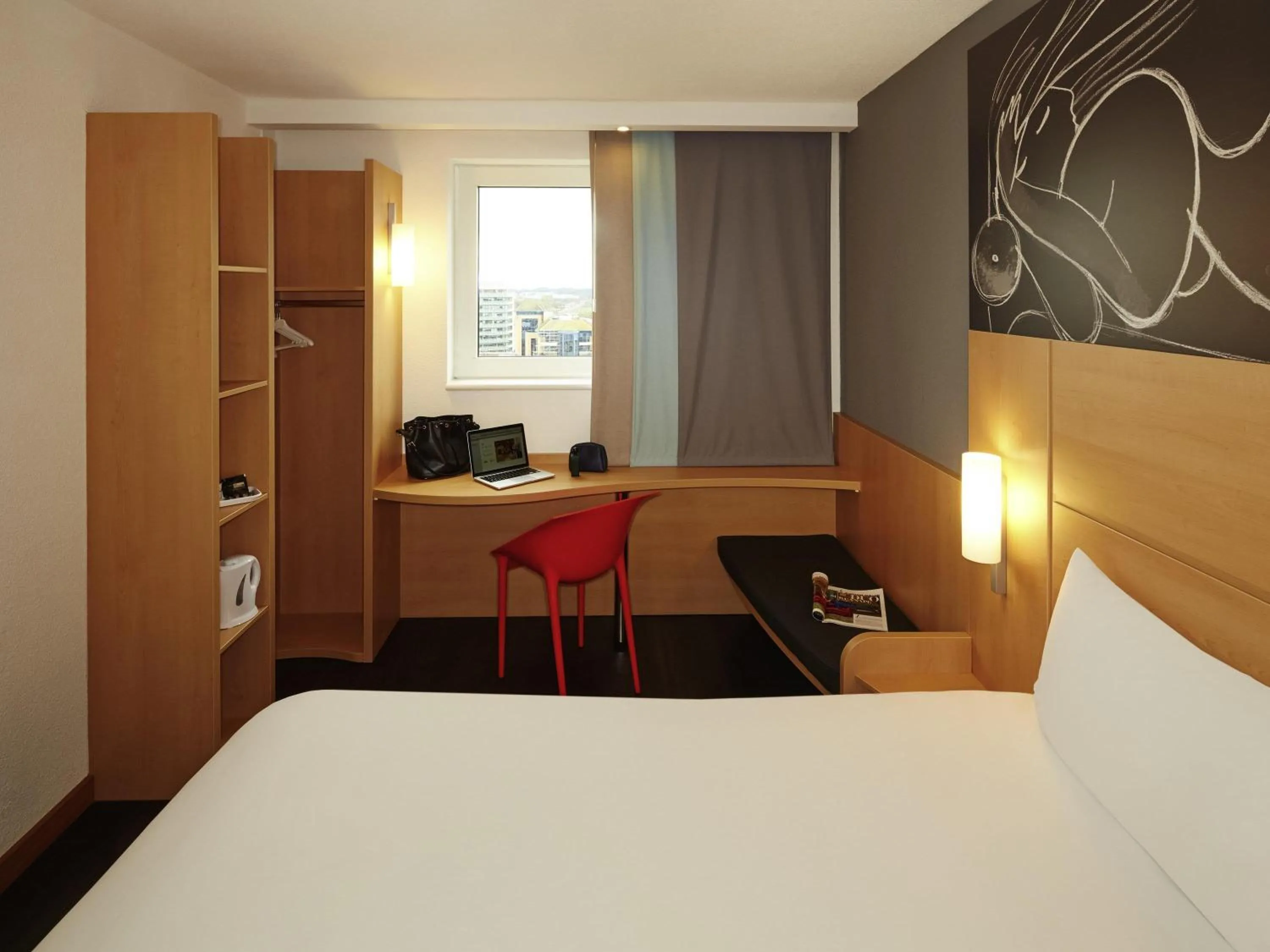 Bedroom, Bed in ibis Reading Centre