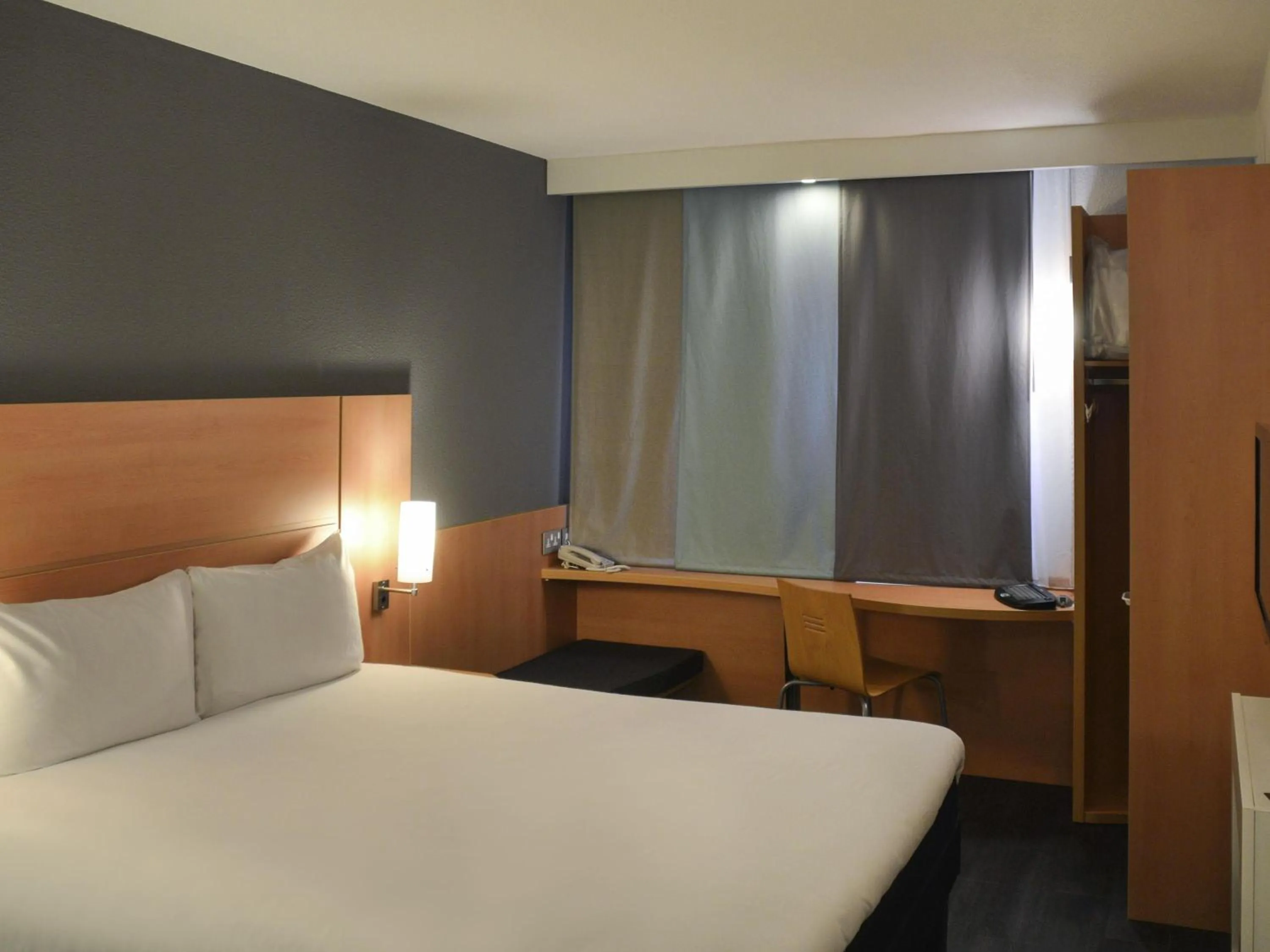 Bedroom, Bed in ibis Reading Centre