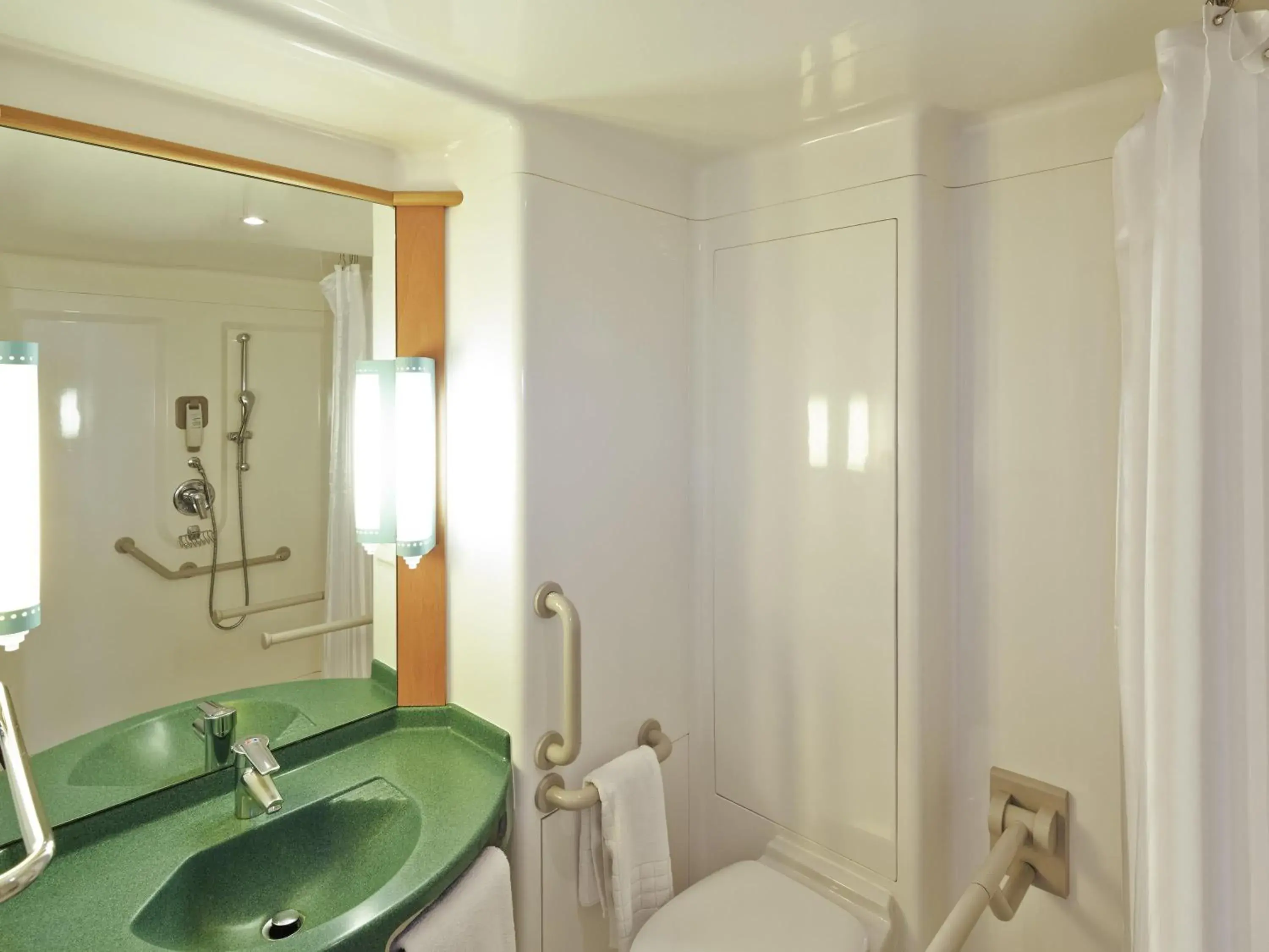 Twin Room in ibis Reading Centre Twin Room in ibis Reading Centre