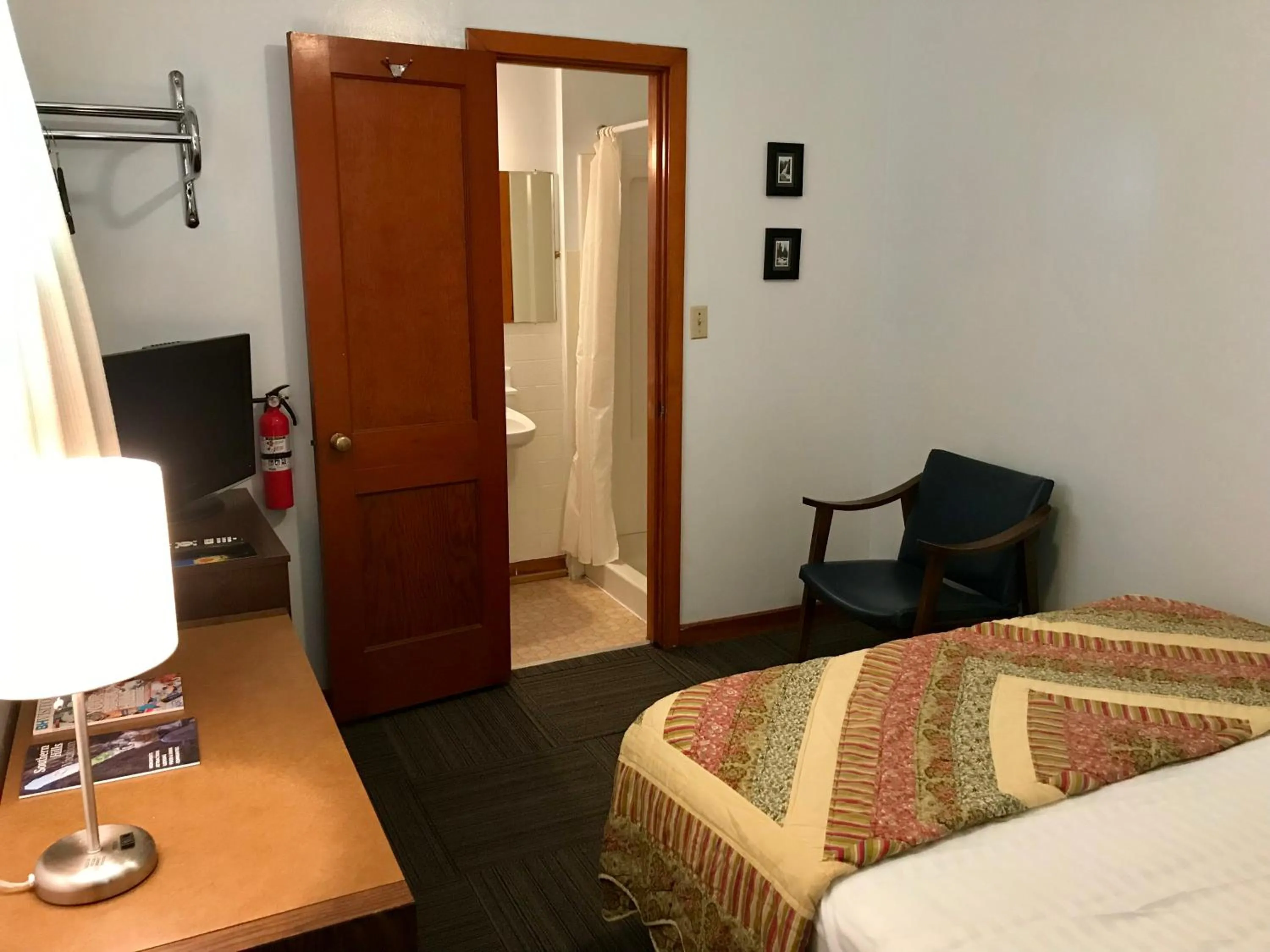 Photo of the whole room, Bed in Chalet Motel