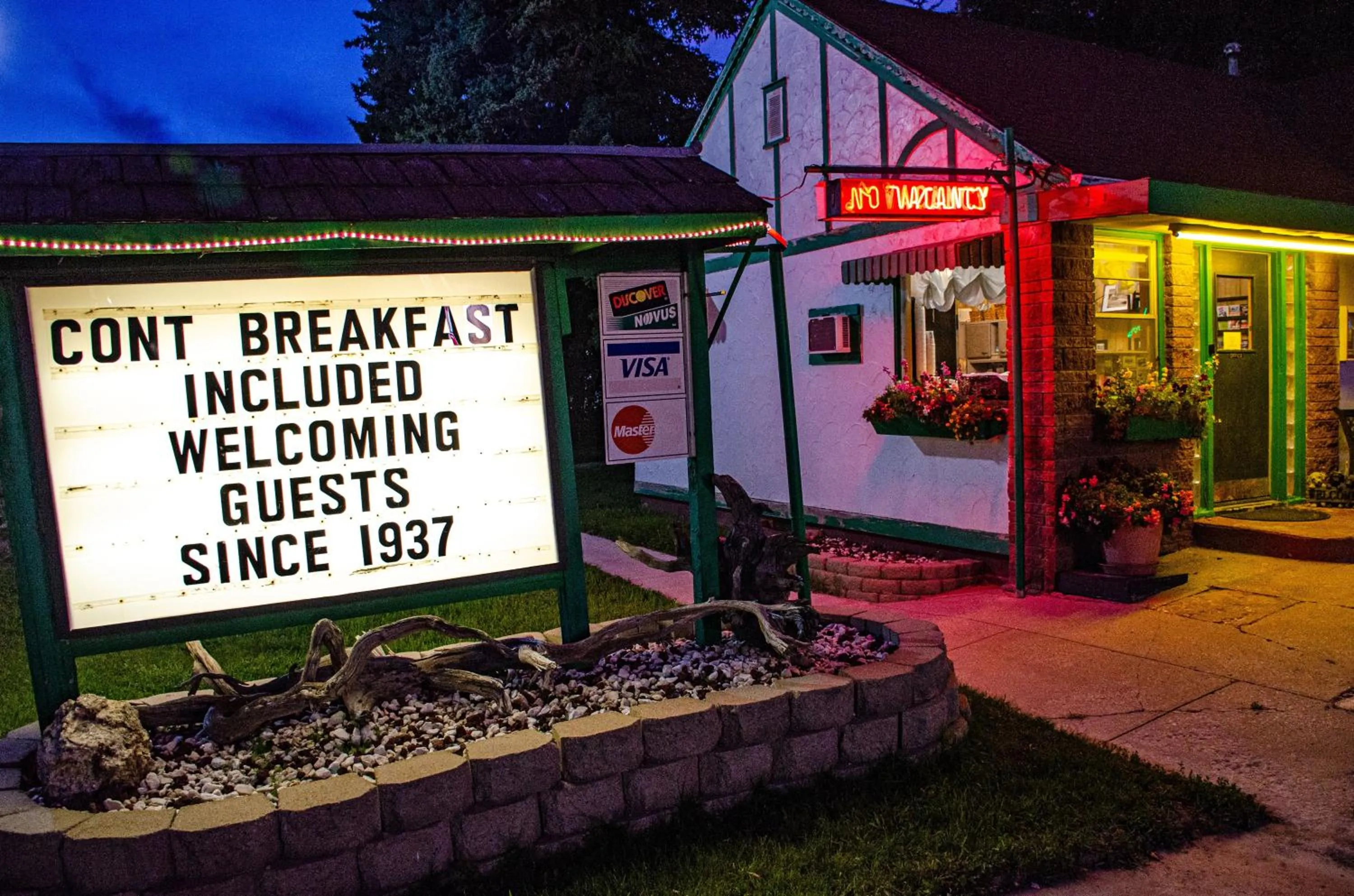 Facade/entrance in Chalet Motel