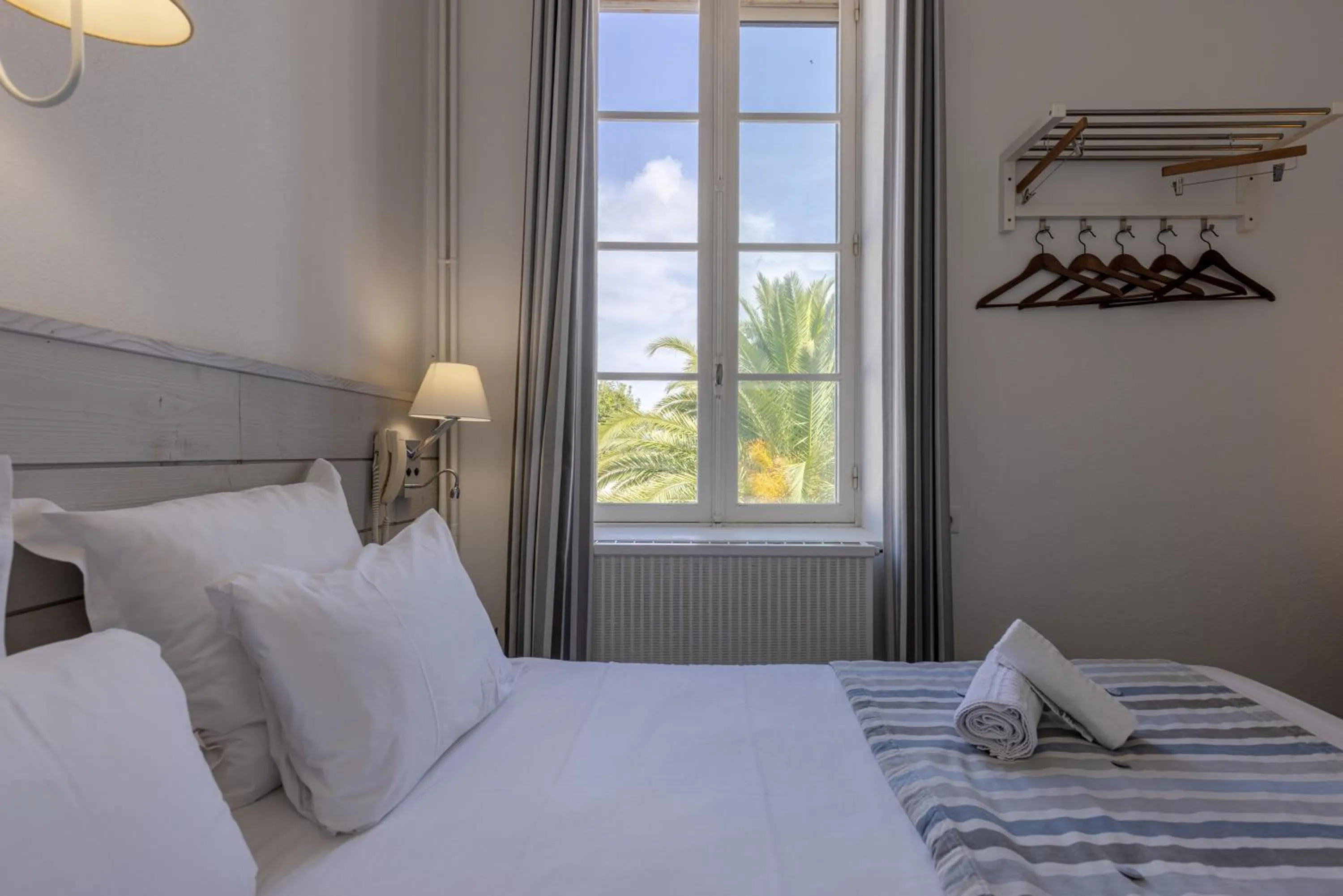 Bedroom, Bed in Hôtel Le Square