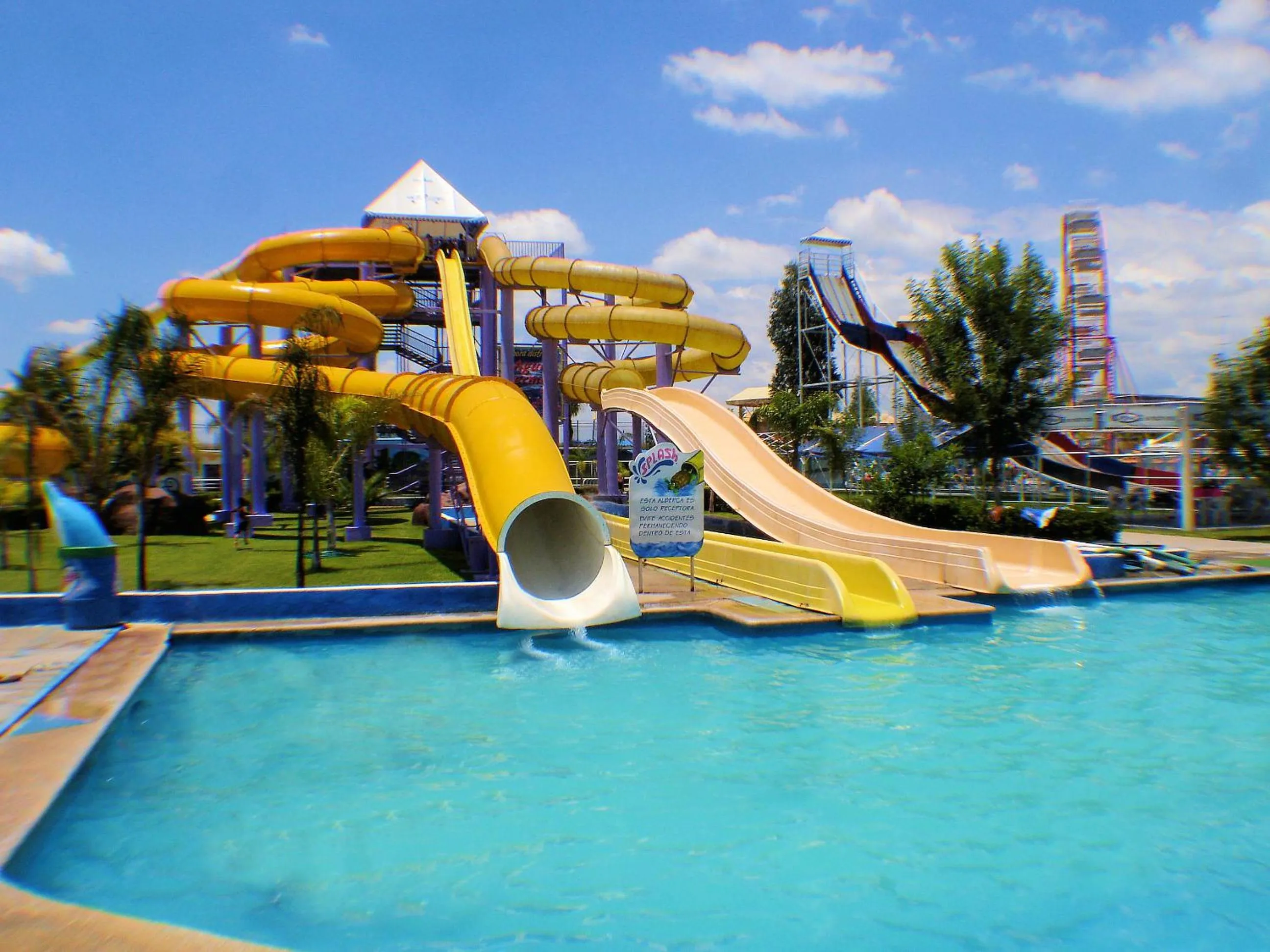 Swimming pool in Hotel Splash Inn