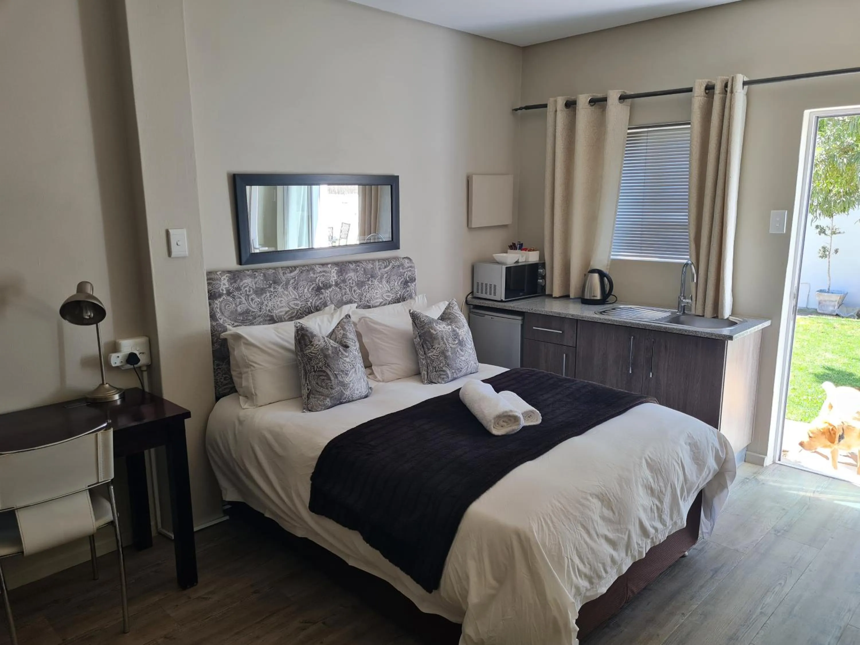 Kitchen or kitchenette, Bed in Urban Manor