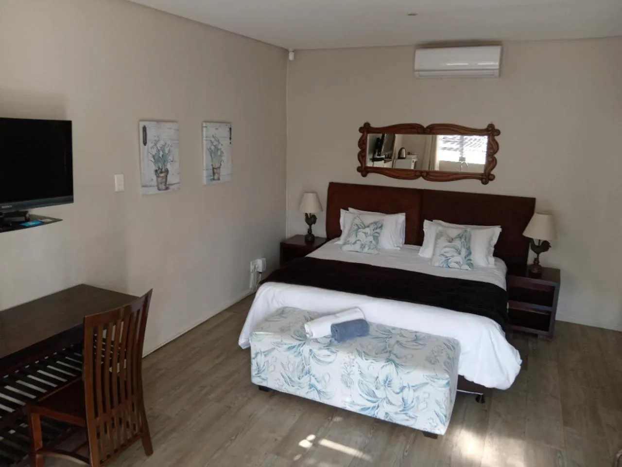 Bedroom, Bed in Urban Manor