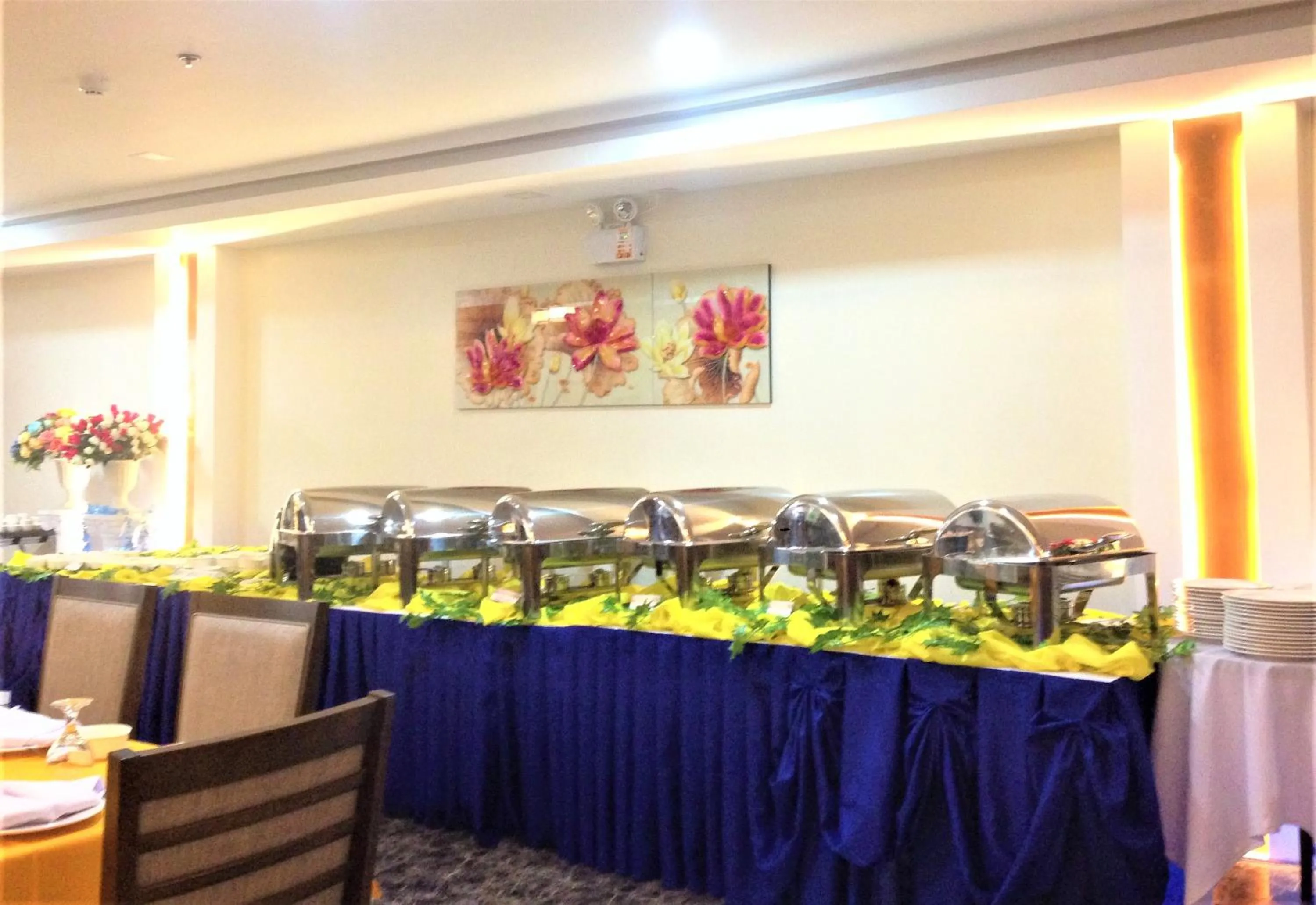 Restaurant/places to eat in Treasure Island Hotel With Mini Water Adventure