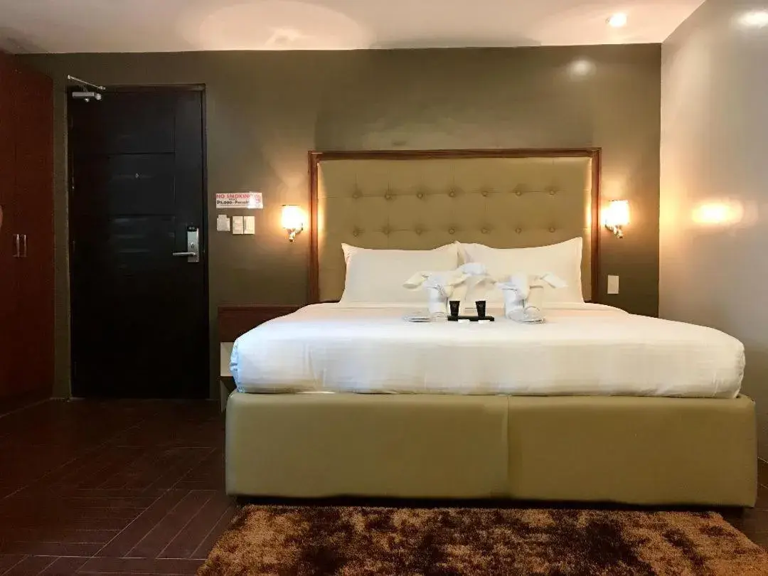 Deluxe Room in Treasure Island Hotel With Mini Water Adventure Deluxe Room in Treasure Island Hotel With Mini Water Adventure