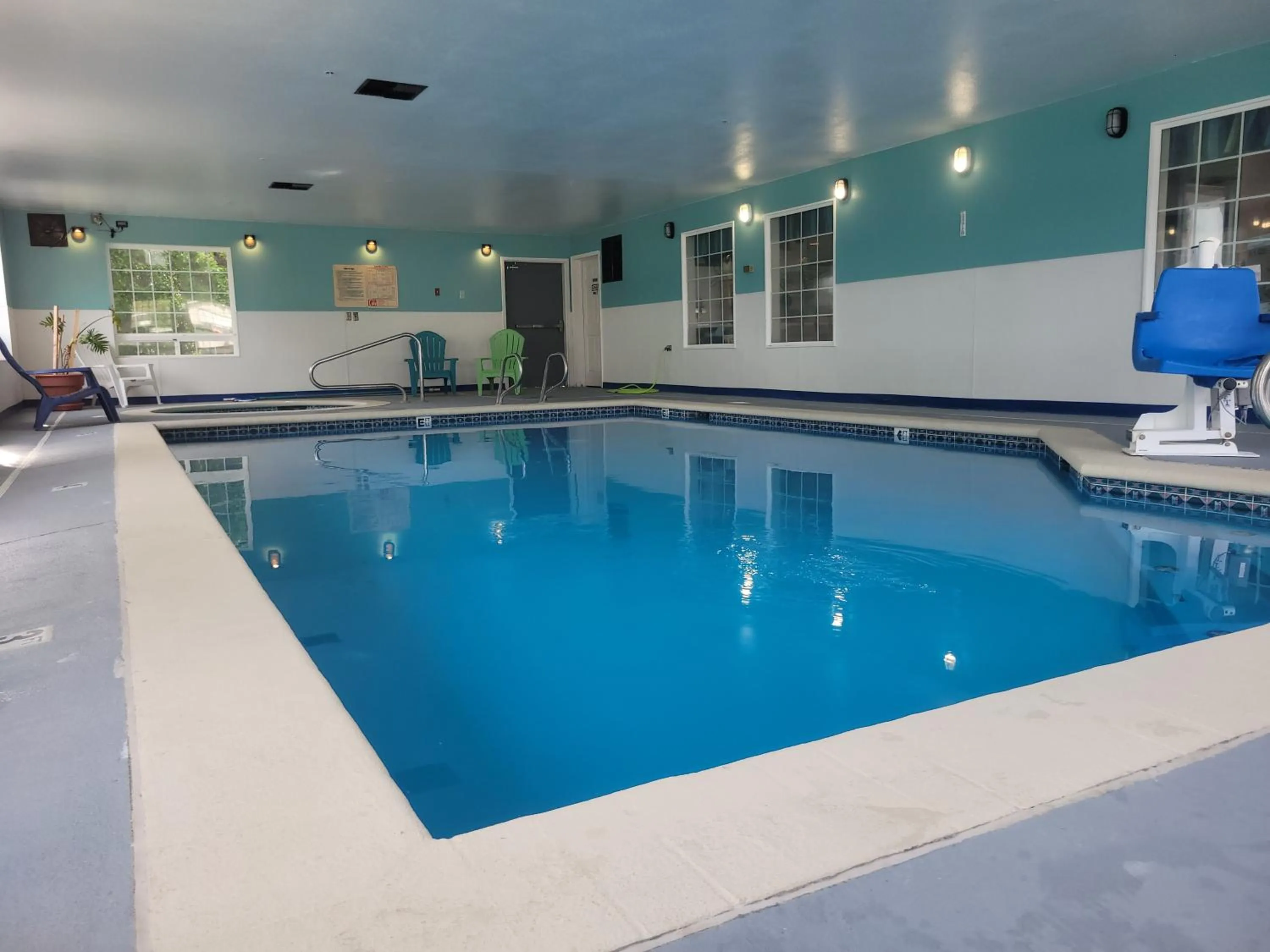 Swimming pool in Days Inn by Wyndham Ocean Shores