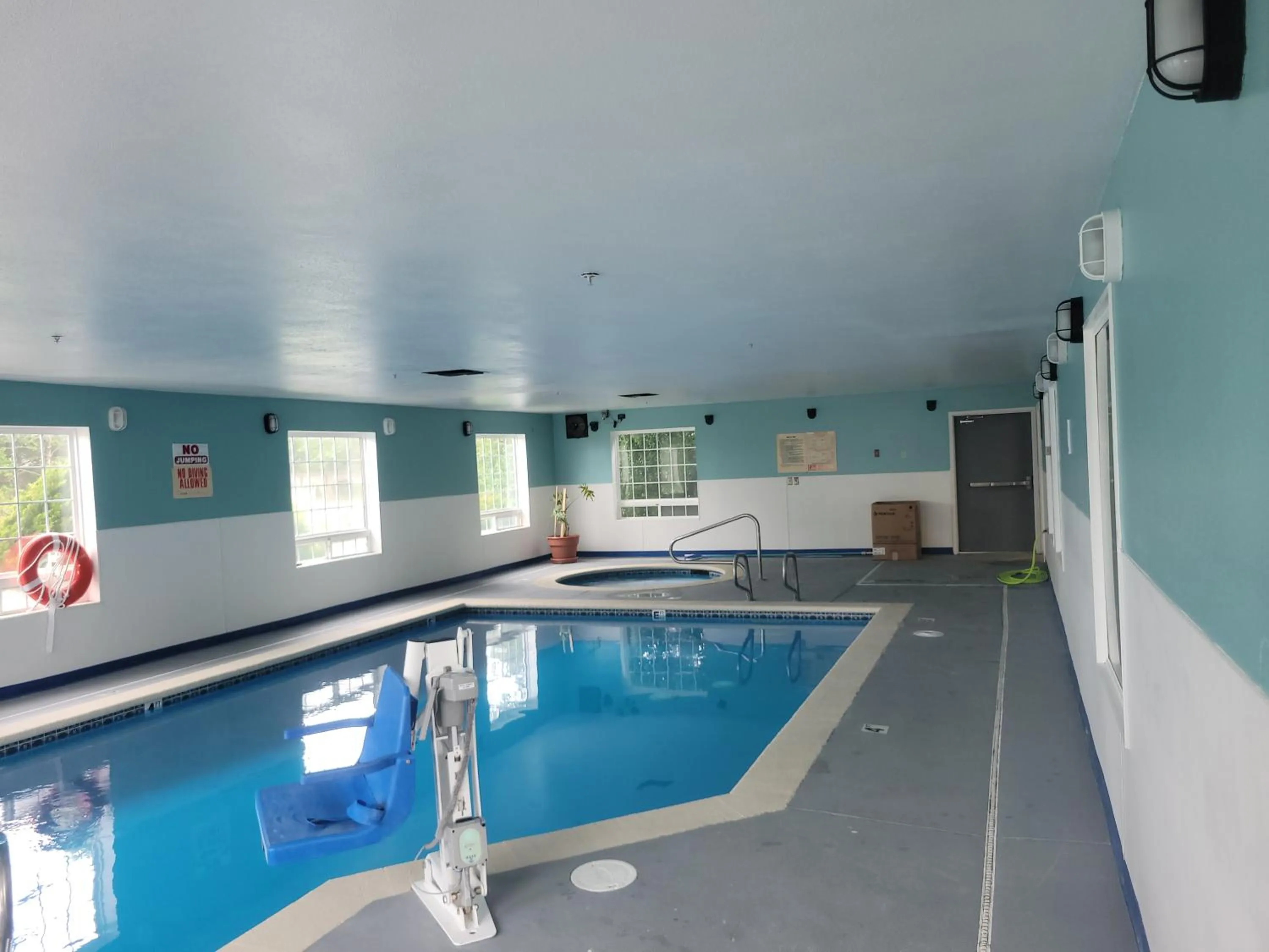 Swimming pool in Days Inn by Wyndham Ocean Shores