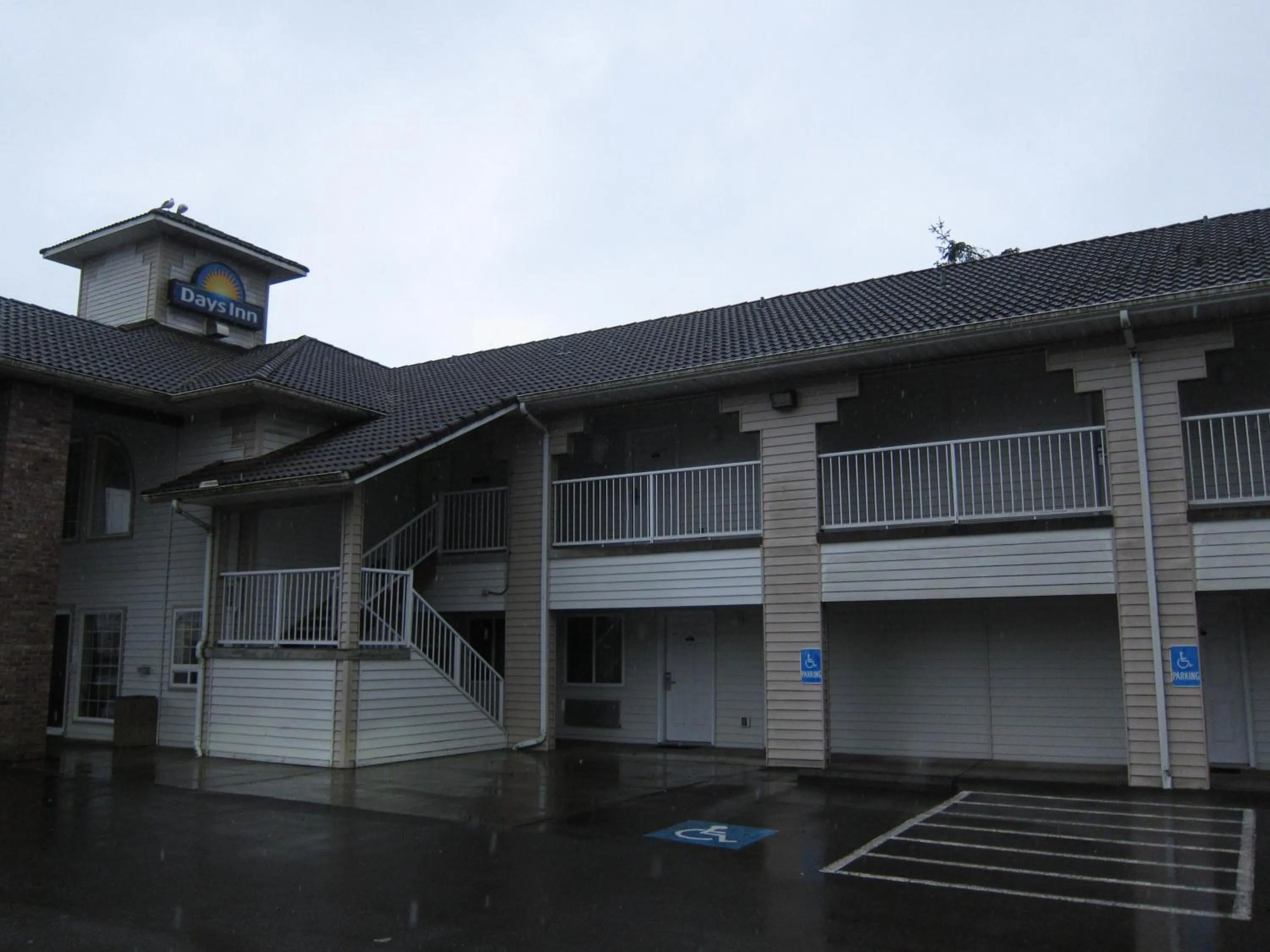 Property building in Days Inn by Wyndham Ocean Shores