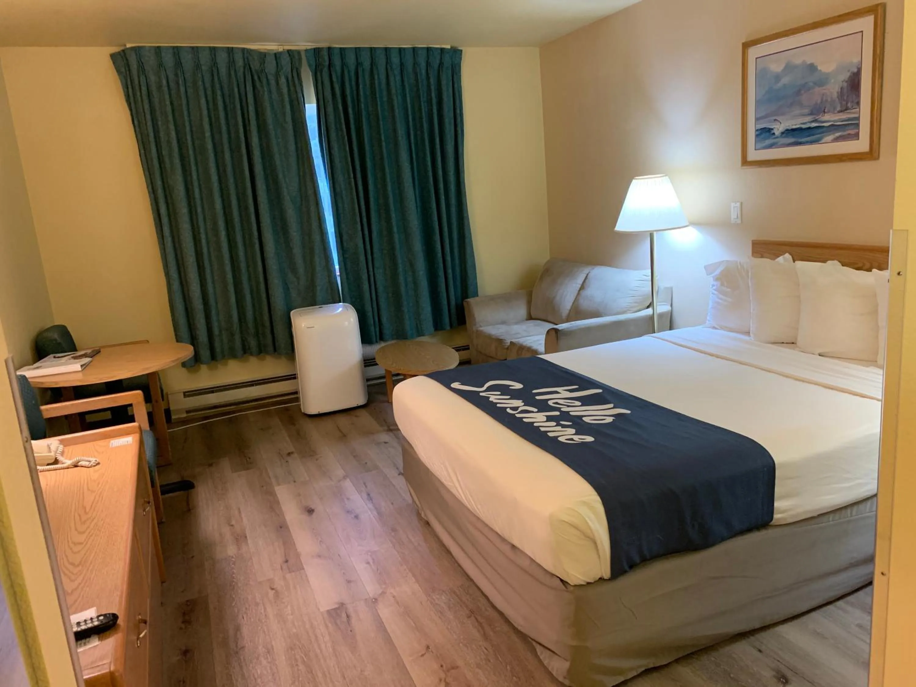 Bed in Days Inn by Wyndham Ocean Shores