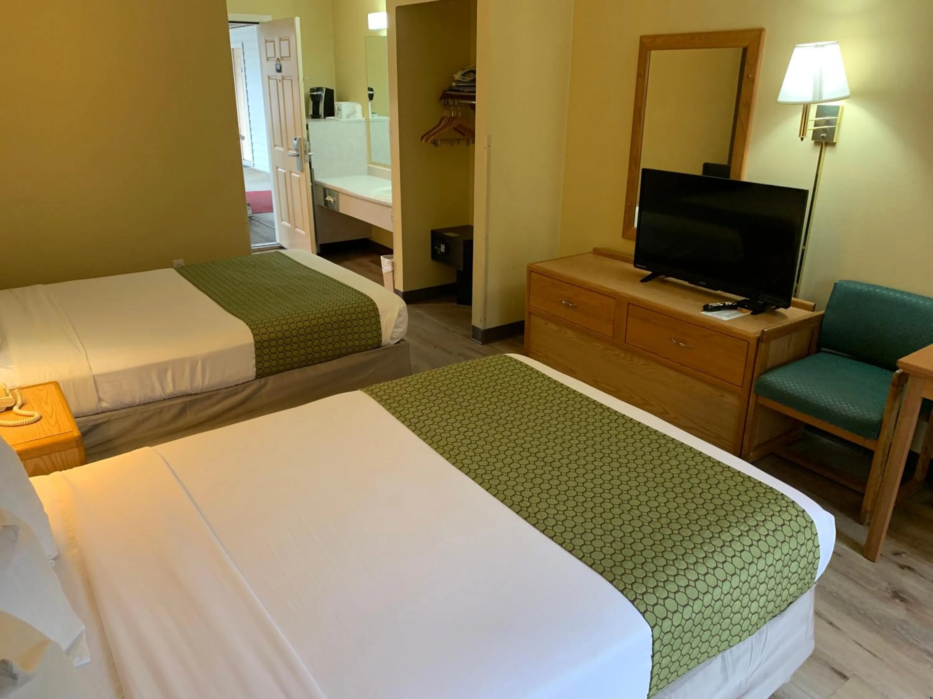 Bed in Days Inn by Wyndham Ocean Shores