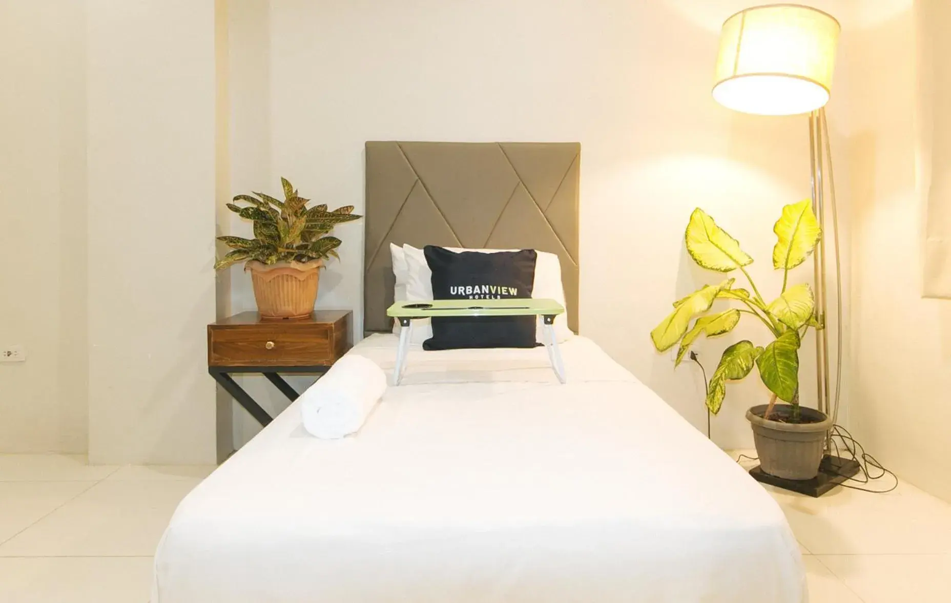 Single Room in UrbanView at Lacson Street Bacolod City by RedDoorz Single Room in UrbanView at Lacson Street Bacolod City by RedDoorz