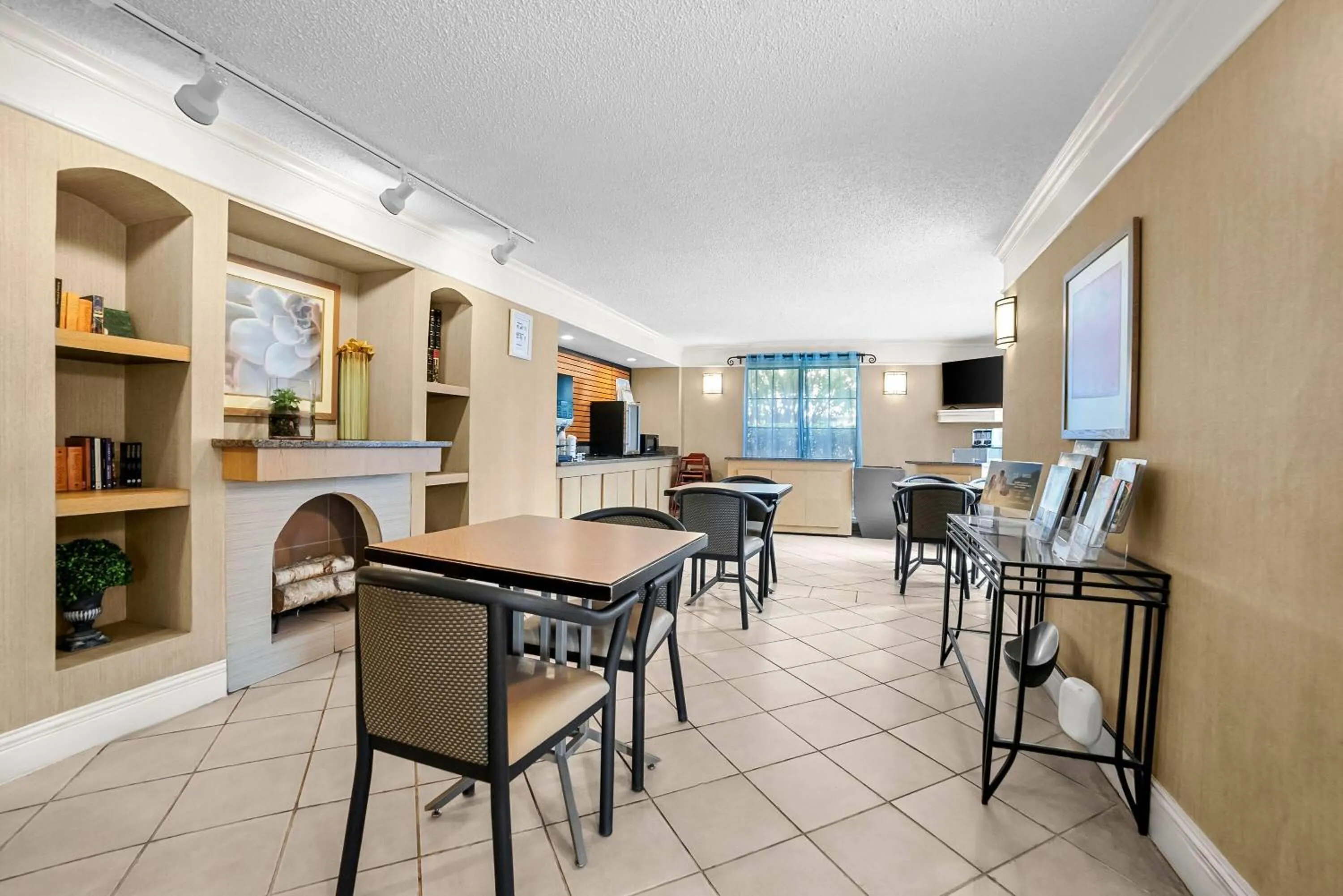 Restaurant/places to eat in Howard Johnson by Wyndham Columbus Fort Moore