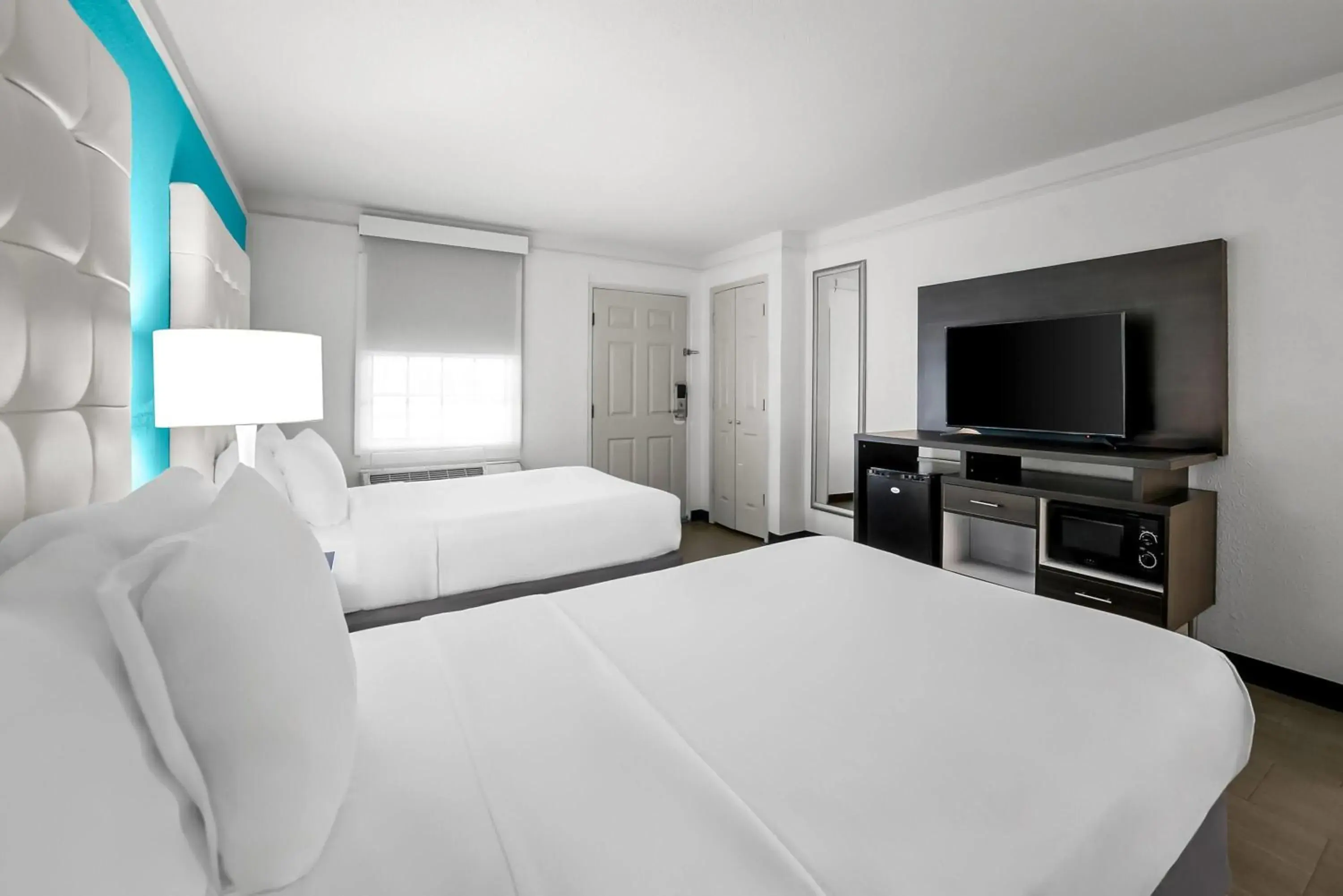 Double Room with Two Double Beds and Roll-In Shower - Mobility Accessible/Smoking in Howard Johnson by Wyndham Columbus Fort Moore Double Room with Two Double Beds and Roll-In Shower - Mobility Accessible/Smoking in Howard Johnson by Wyndham Columbus Fort Moore