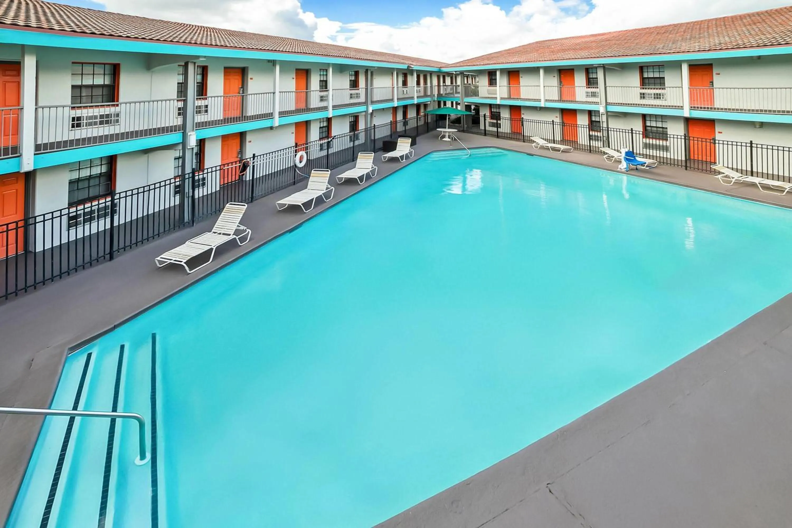 Swimming pool in Howard Johnson by Wyndham Columbus Fort Moore