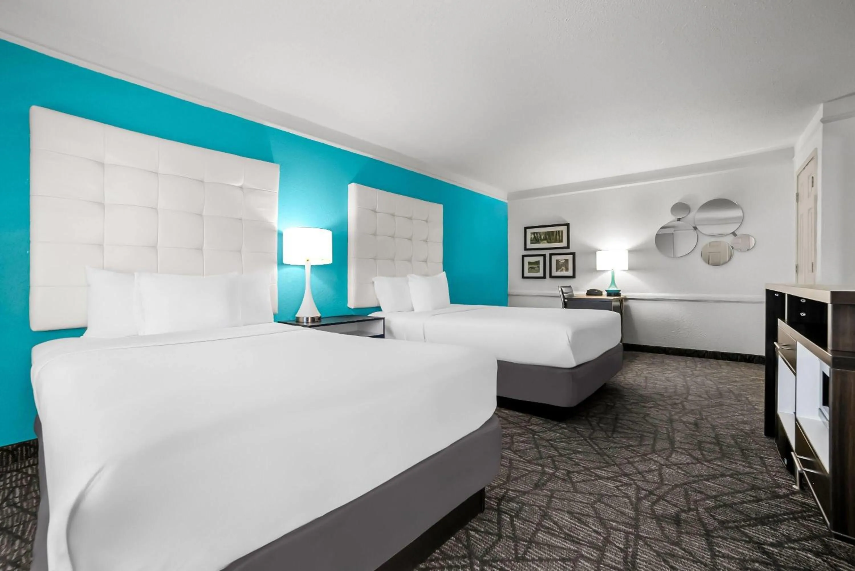 Bed in Howard Johnson by Wyndham Columbus Fort Moore