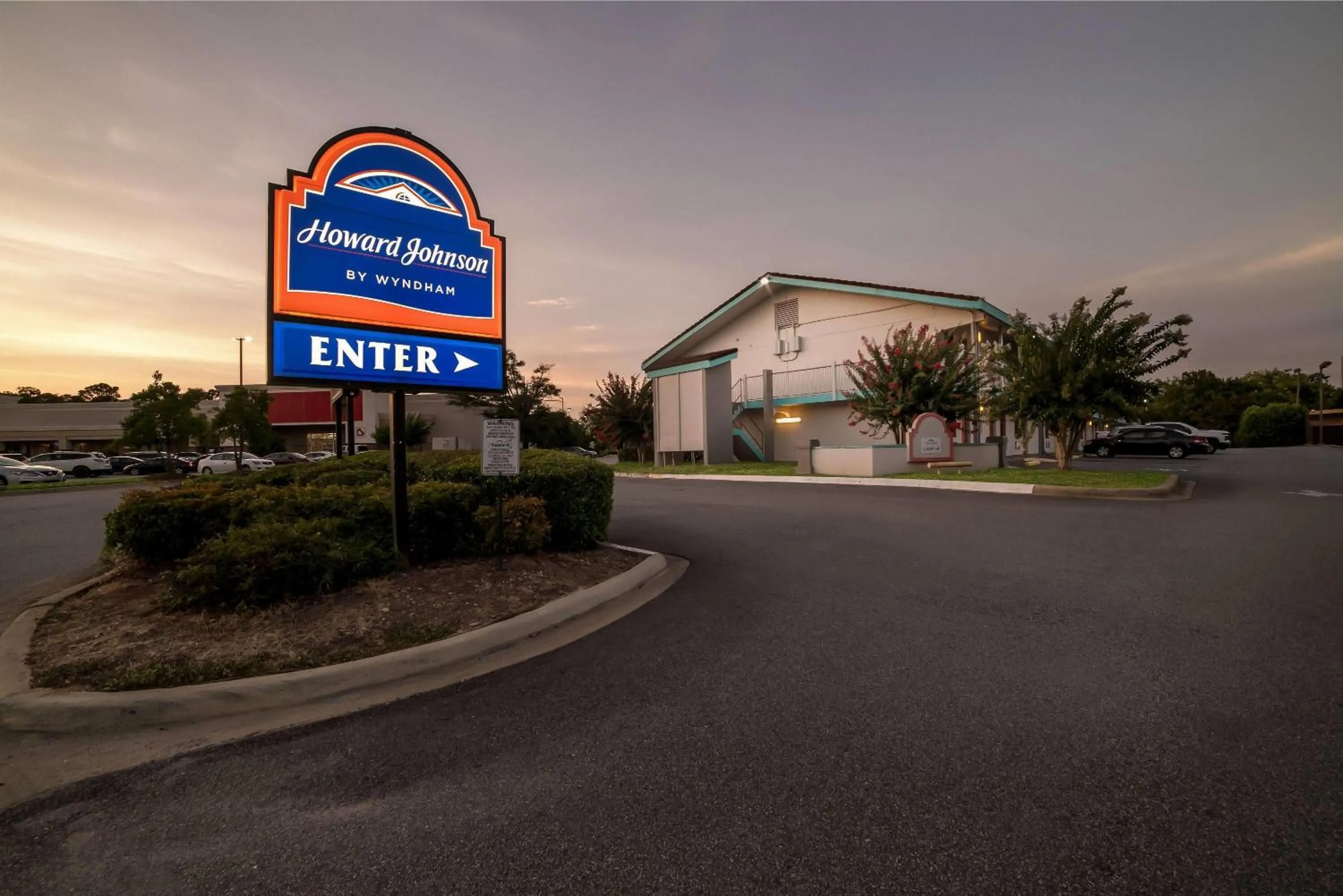 Property building in Howard Johnson by Wyndham Columbus Fort Moore