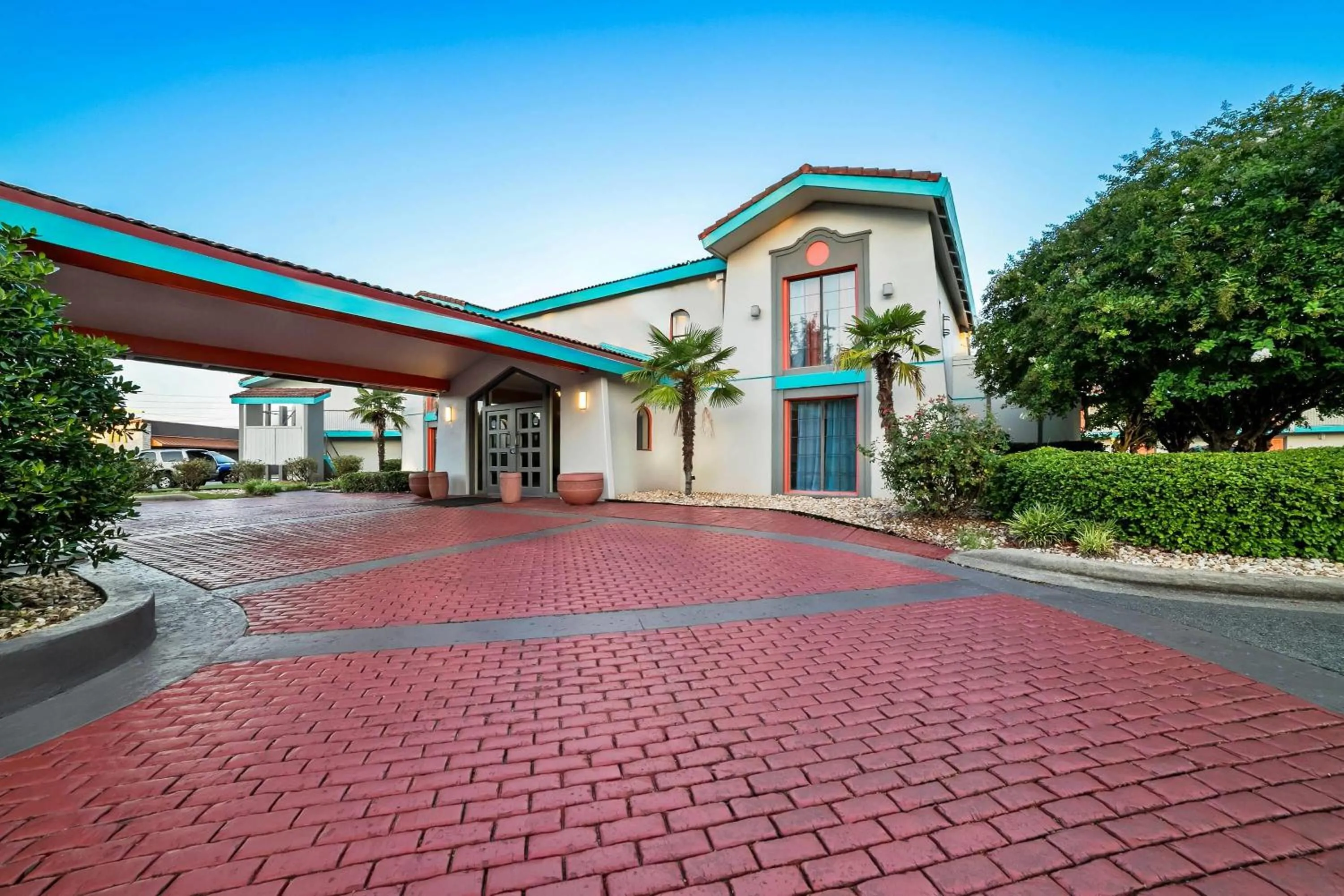 Property building in Howard Johnson by Wyndham Columbus Fort Moore