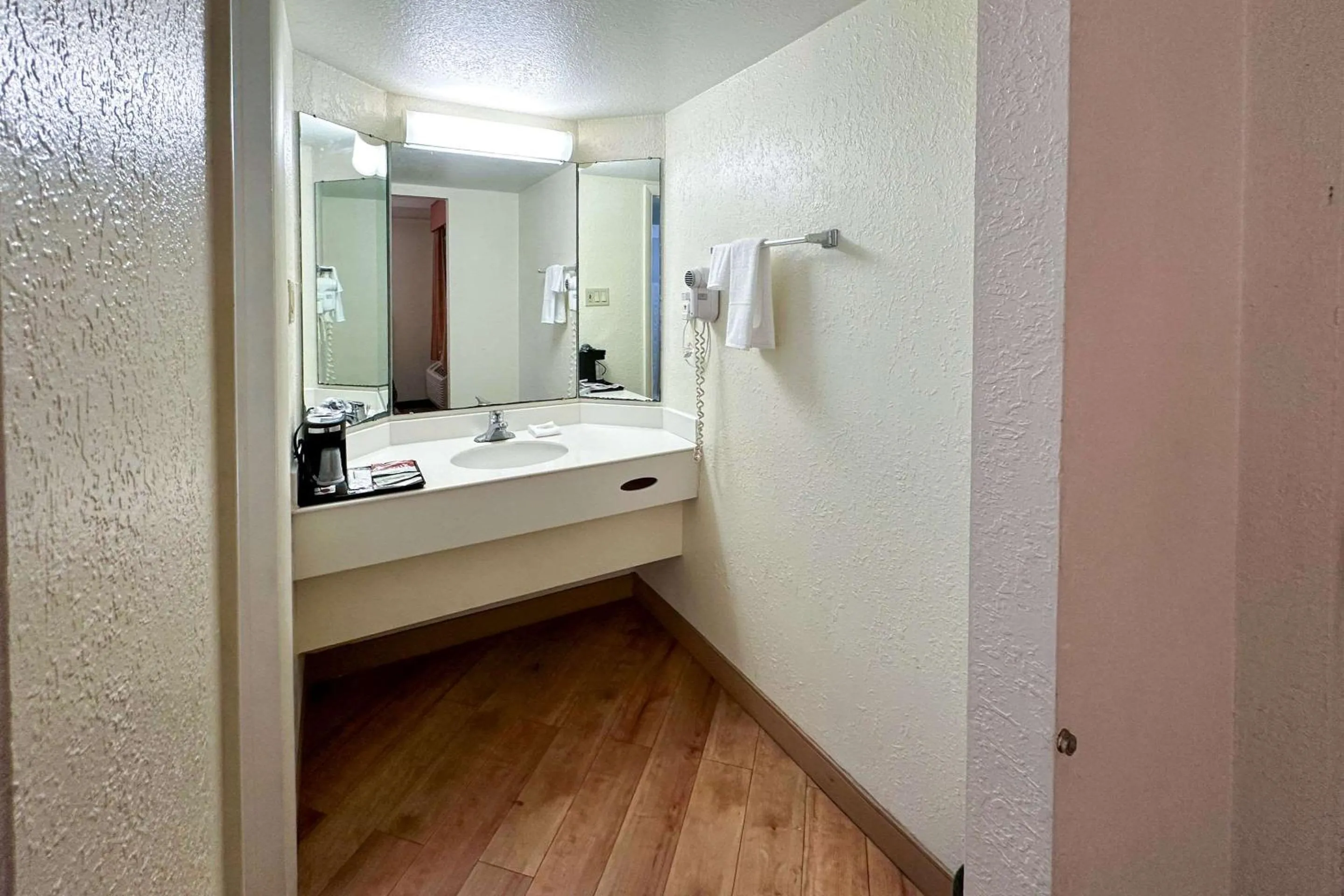 Bedroom in Days Inn by Wyndham Augusta Washington Rd