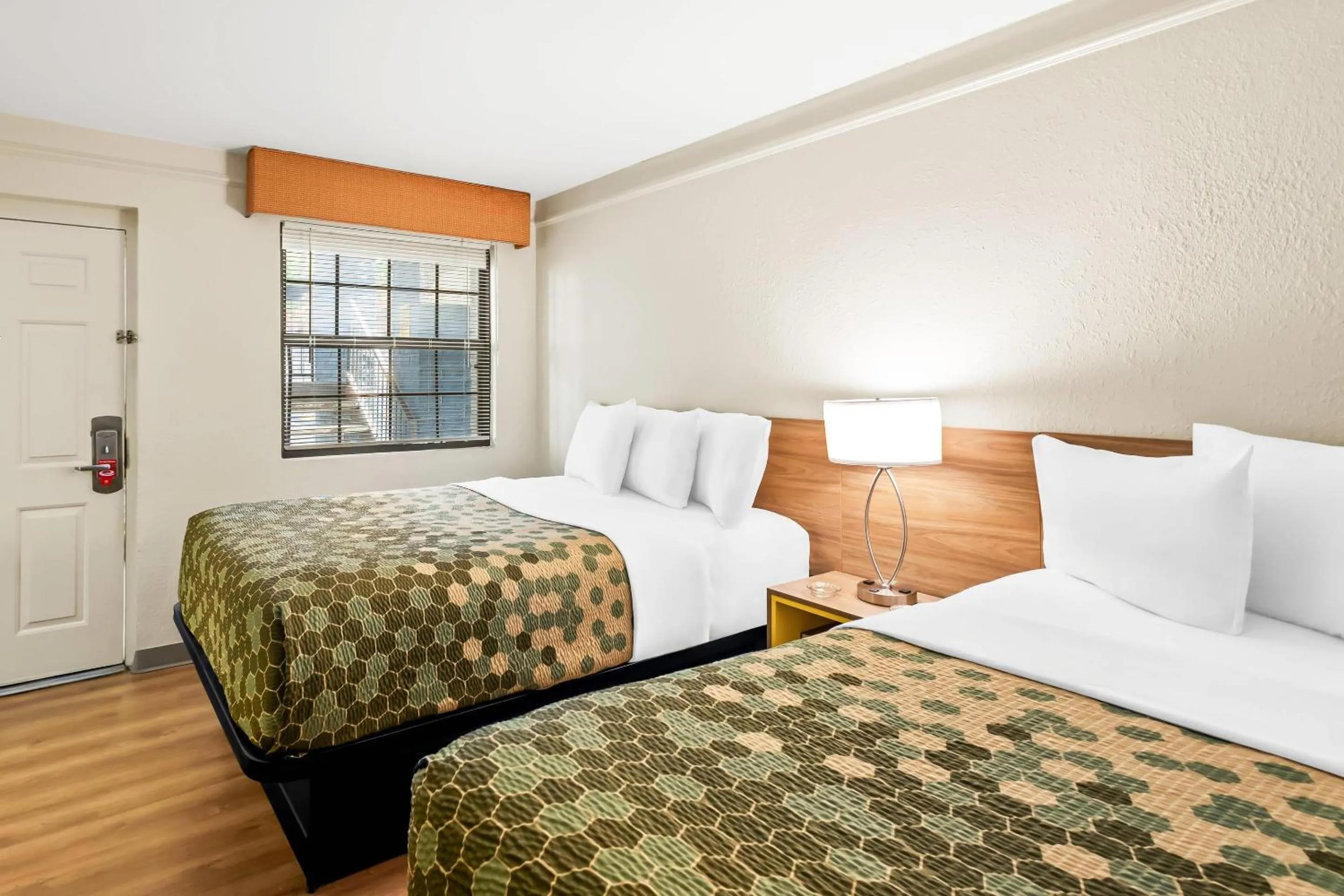 Bedroom, Bed in Econo Lodge Augusta North - Washington Road