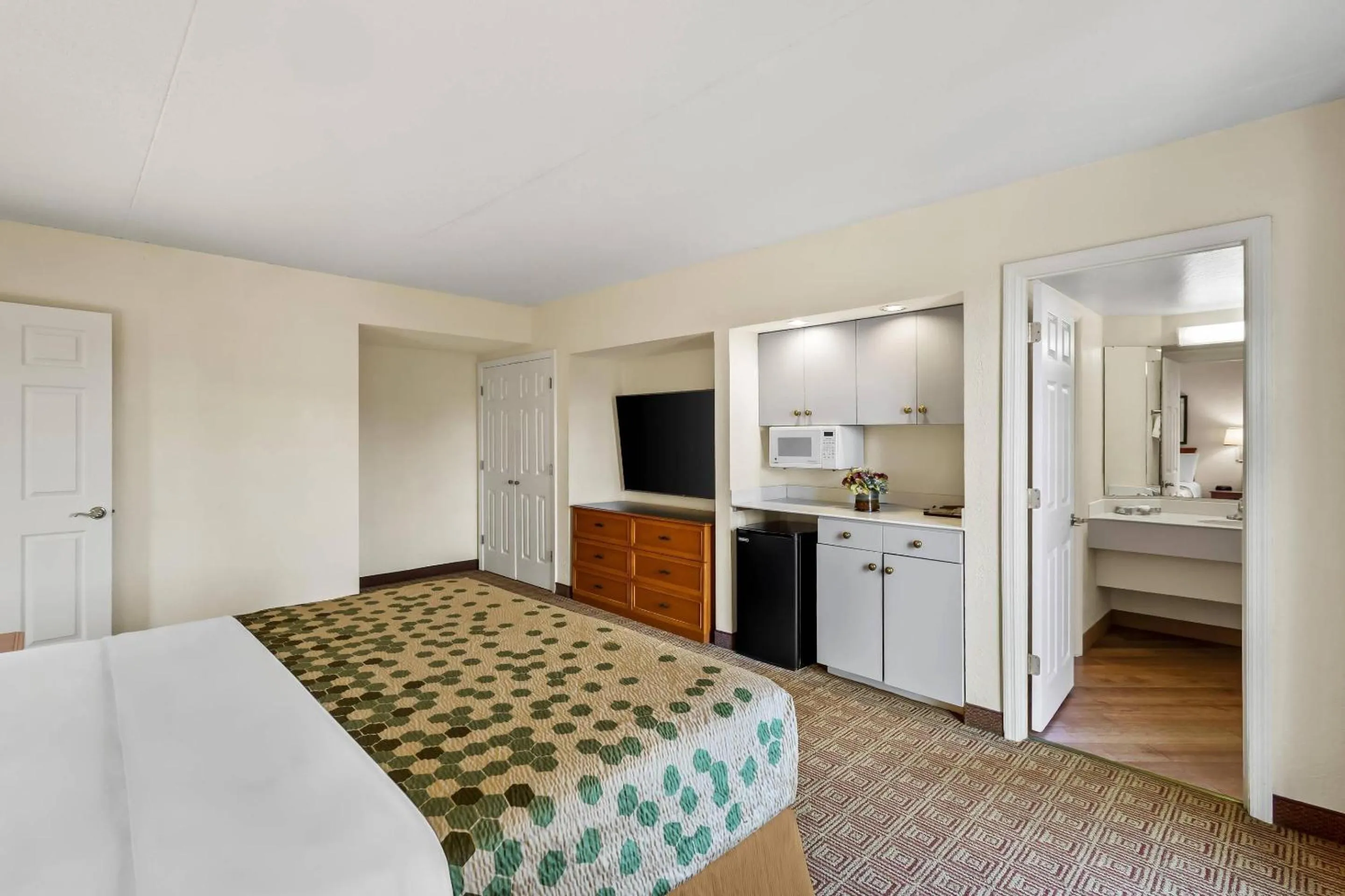 Bedroom, Bed in Econo Lodge Augusta North - Washington Road