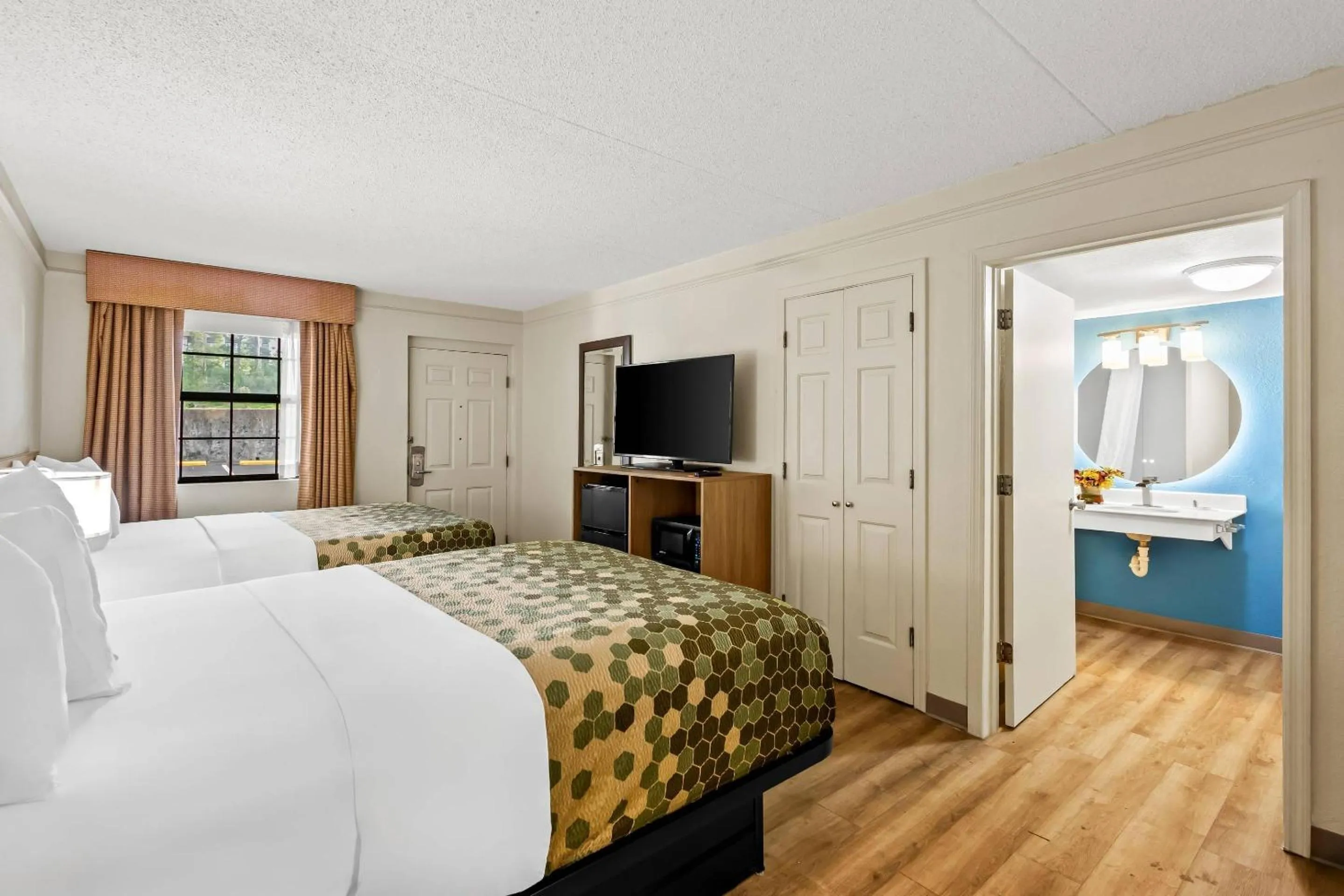 Bedroom, Bed in Econo Lodge Augusta North - Washington Road