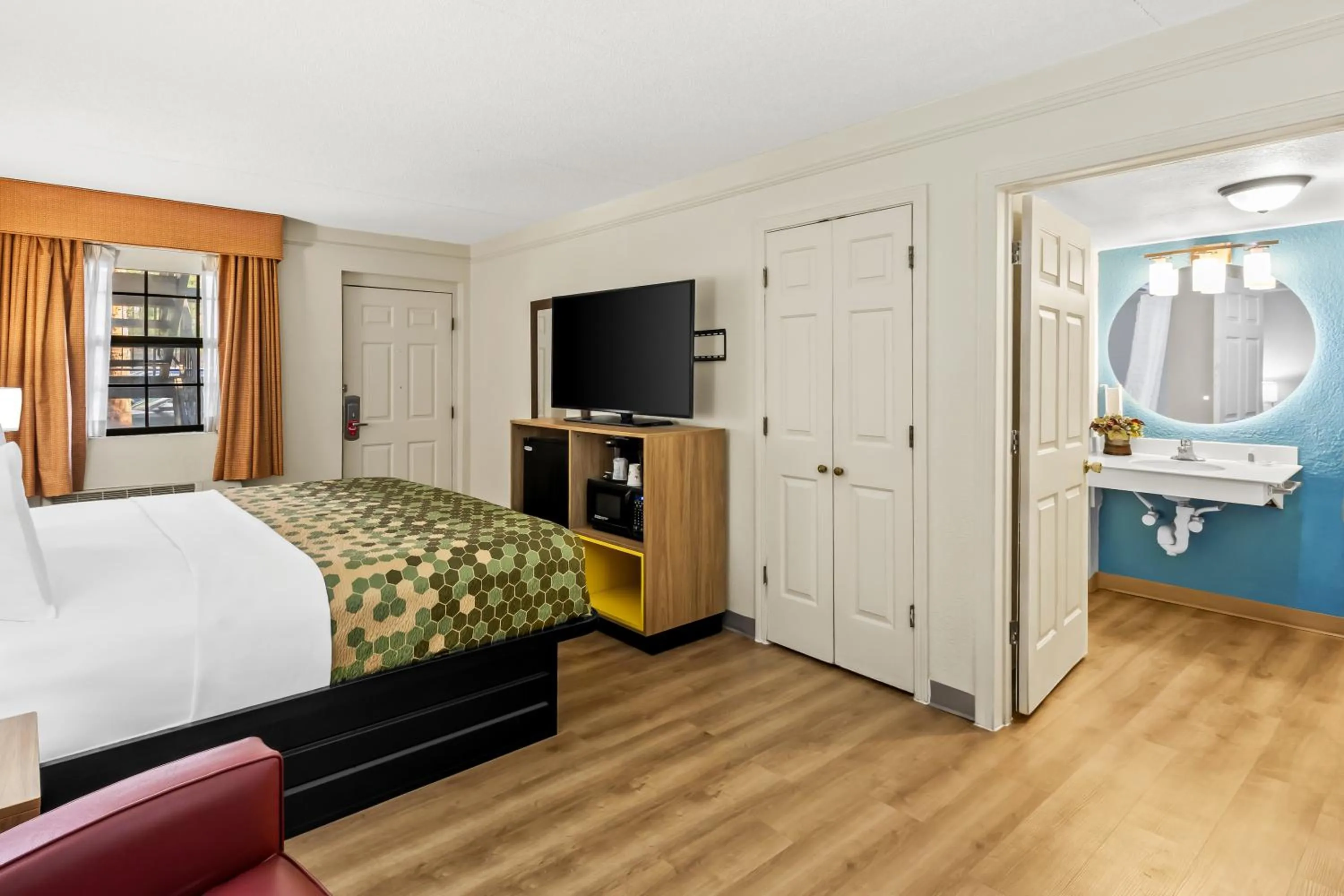 Bedroom, Bed in Econo Lodge Augusta North - Washington Road