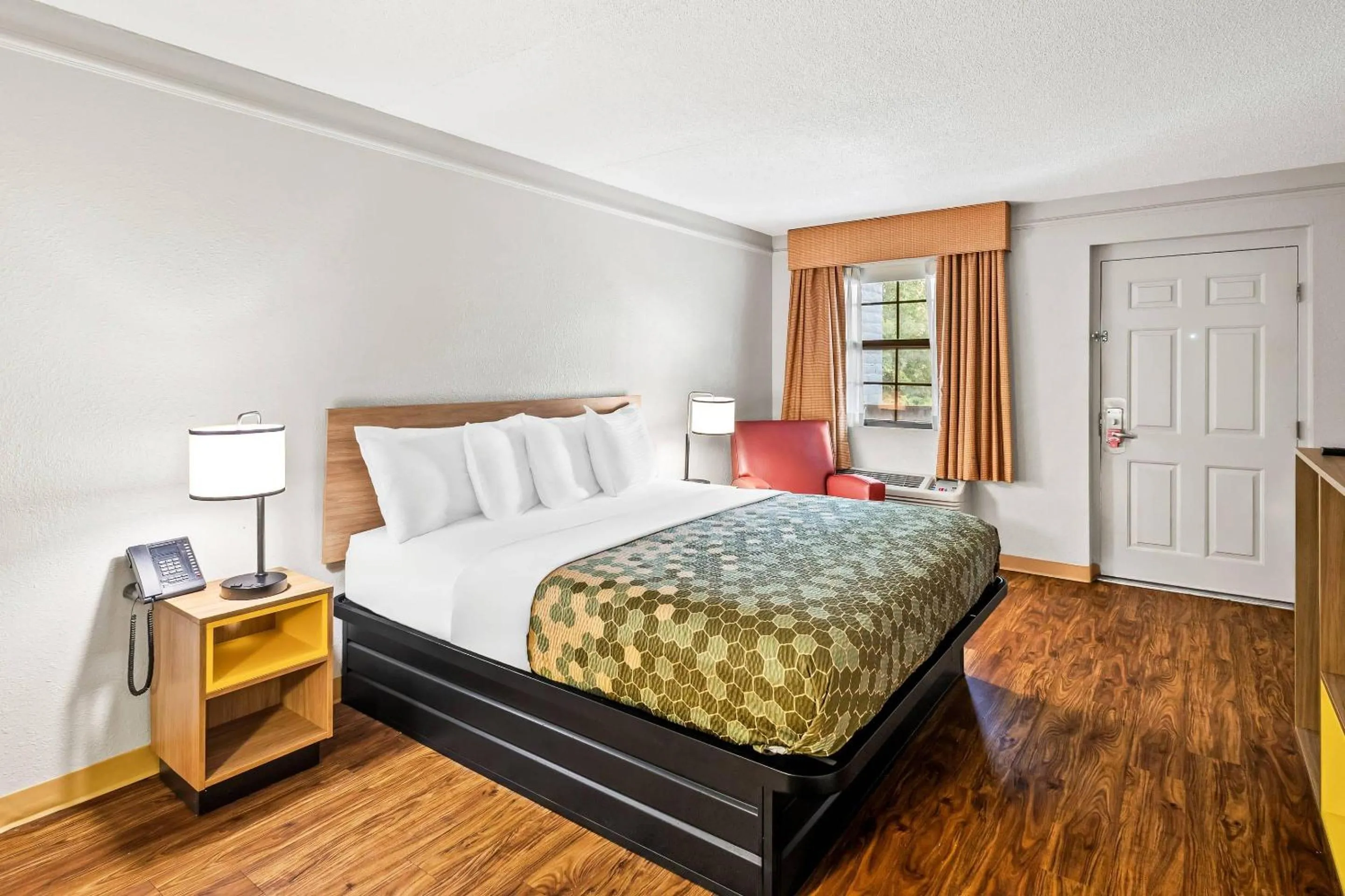 Bedroom, Bed in Econo Lodge Augusta North - Washington Road