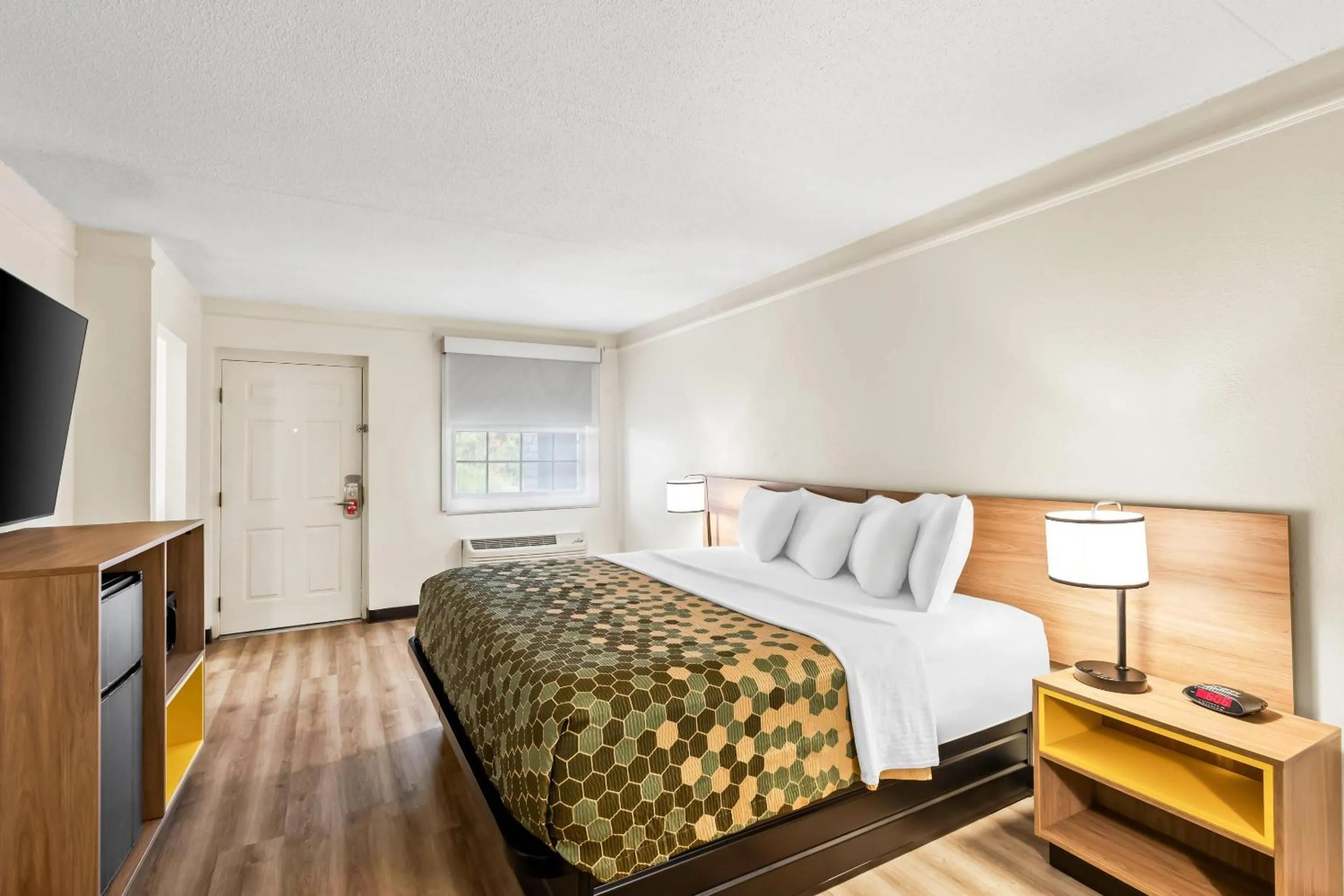 Bedroom, Bed in Econo Lodge Augusta North - Washington Road