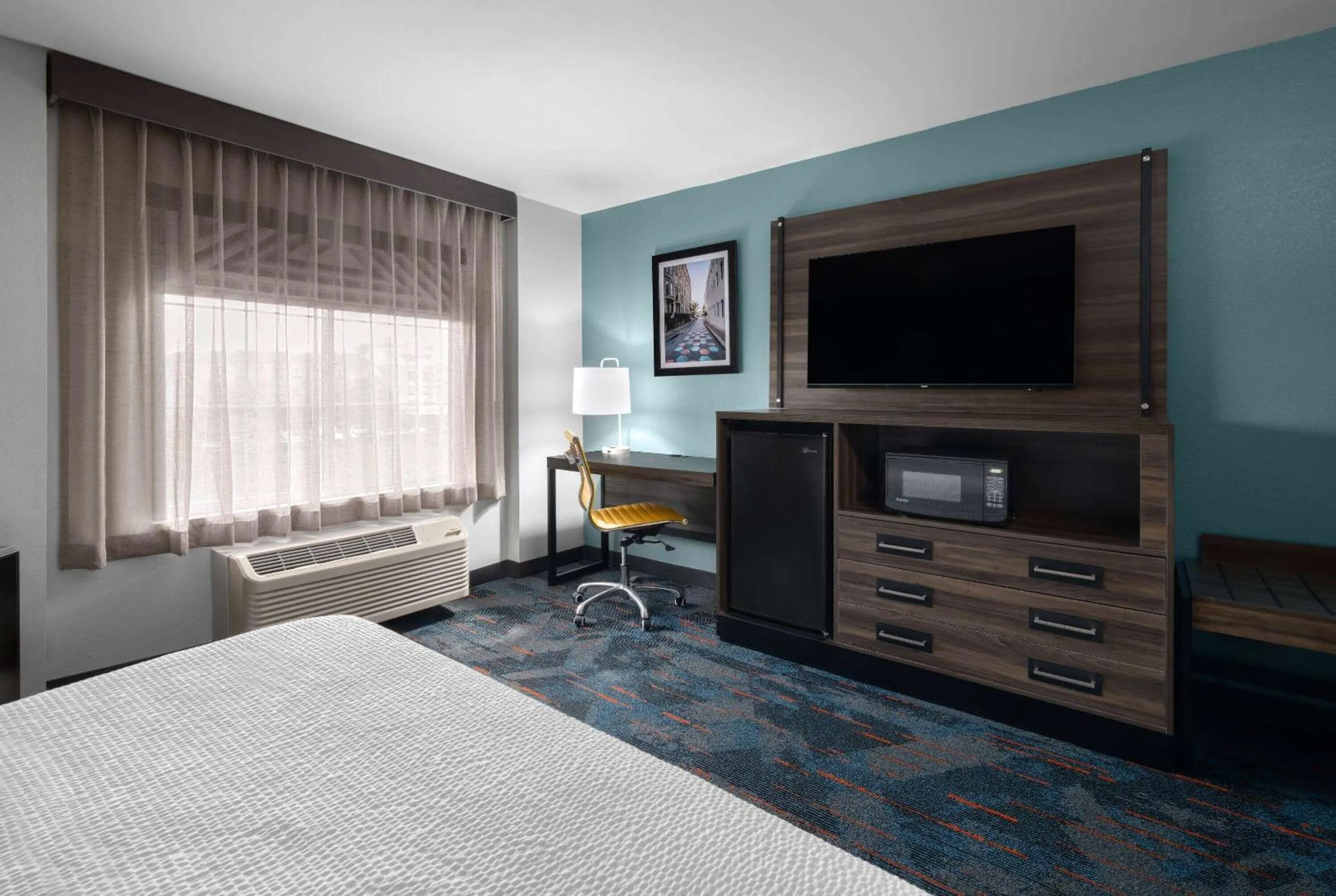 Photo of the whole room, Bed in La Quinta by Wyndham Greensboro NC