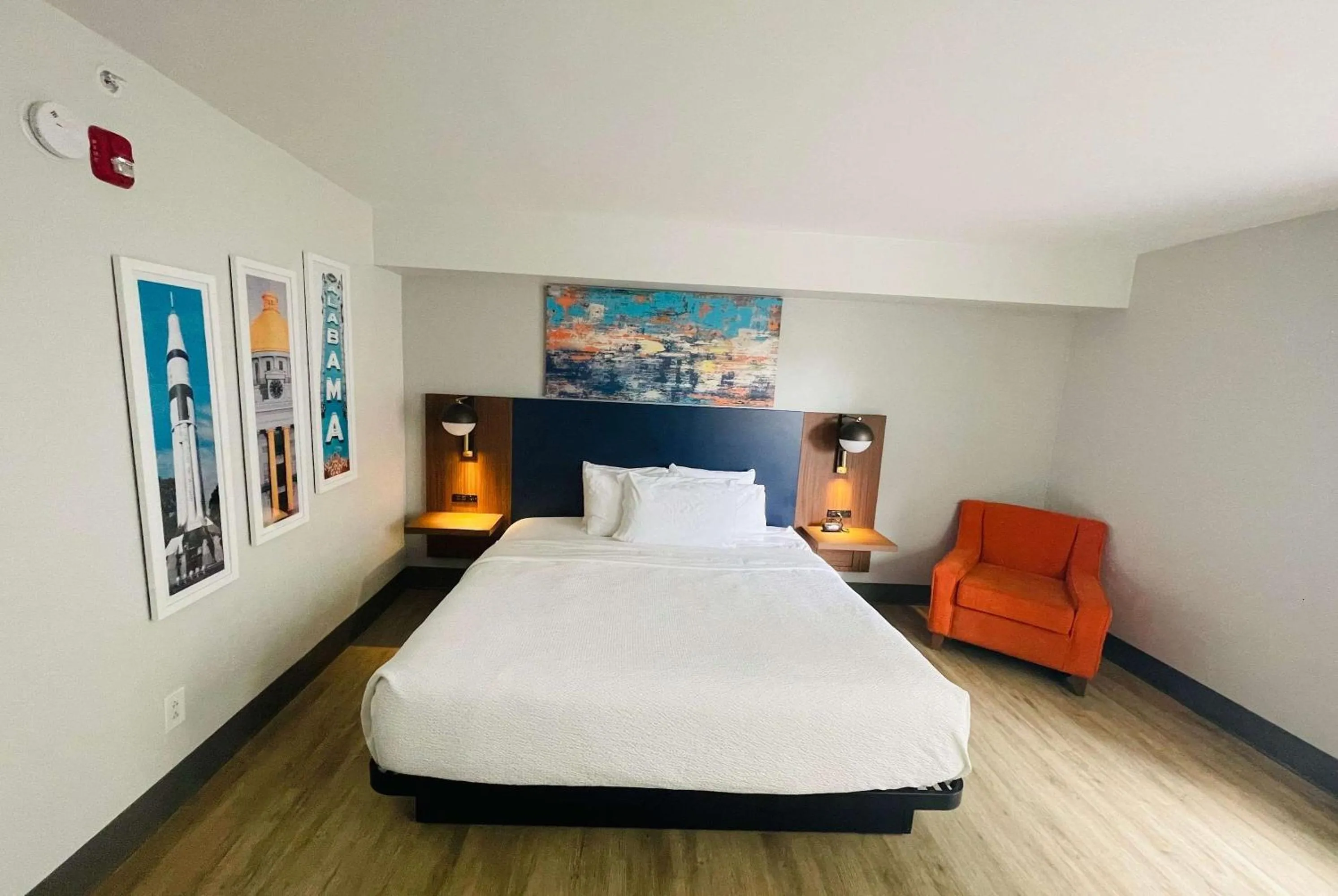 Photo of the whole room, Bed in La Quinta by Wyndham Birmingham Homewood