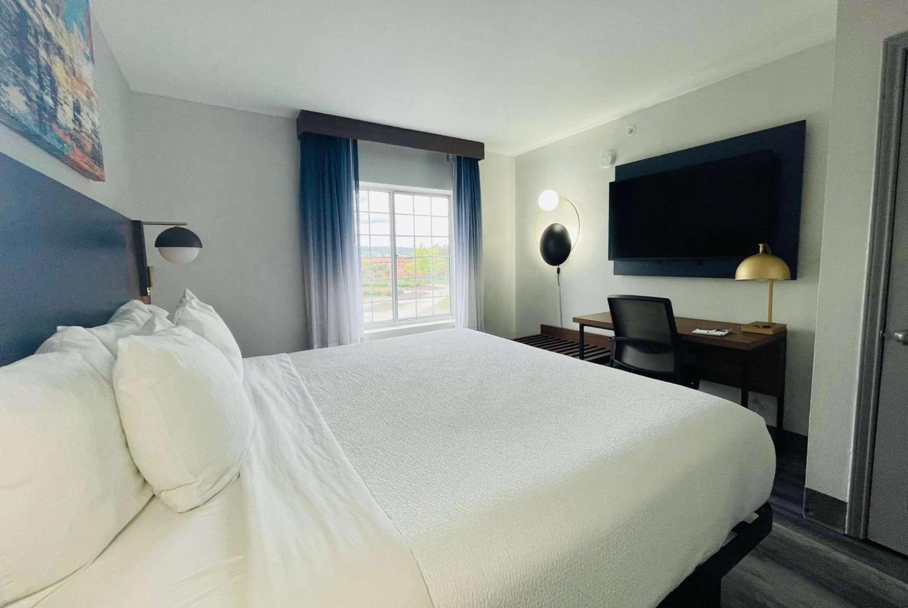 Photo of the whole room, Bed in La Quinta by Wyndham Birmingham Homewood