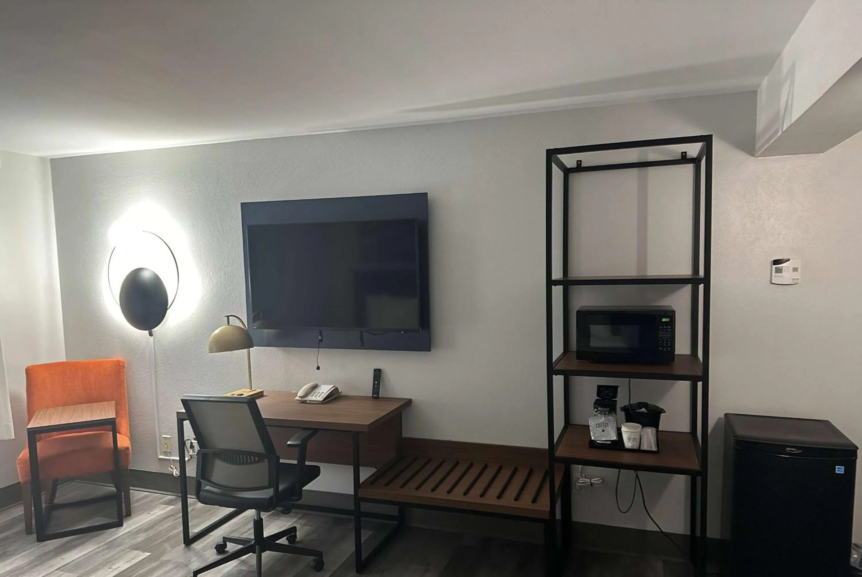 Photo of the whole room in La Quinta by Wyndham Birmingham Homewood