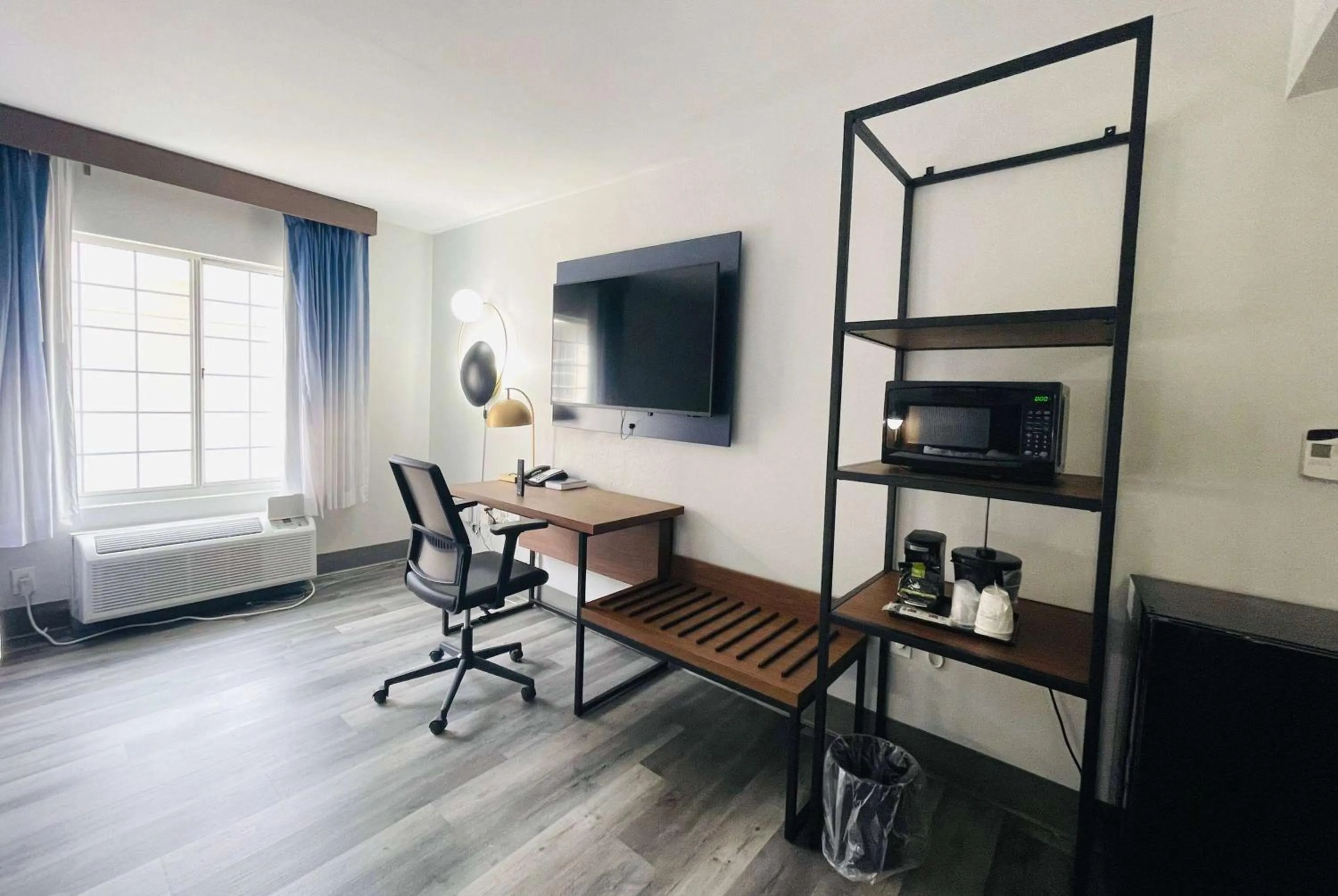 Photo of the whole room in La Quinta by Wyndham Birmingham Homewood