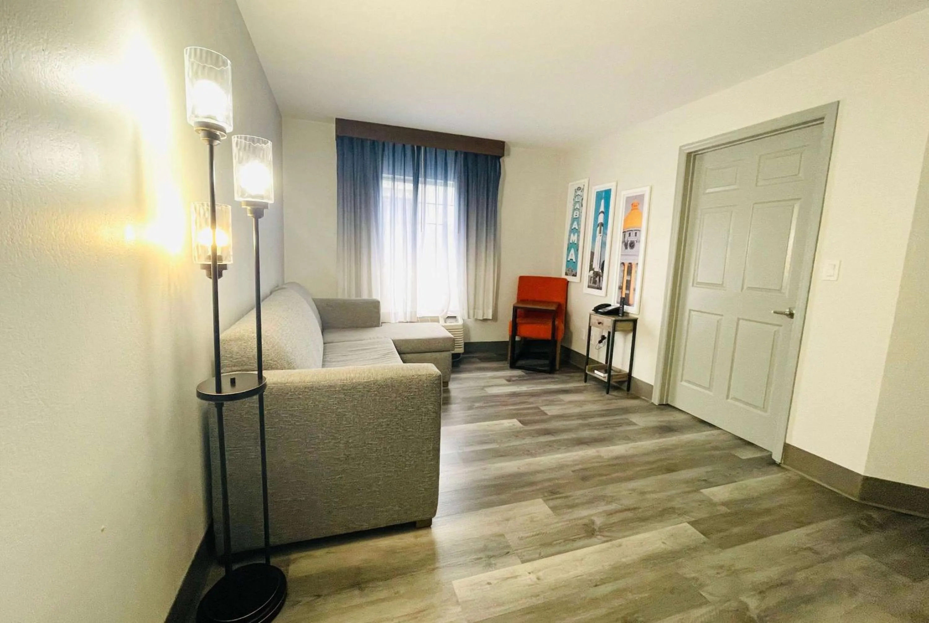 Photo of the whole room in La Quinta by Wyndham Birmingham Homewood