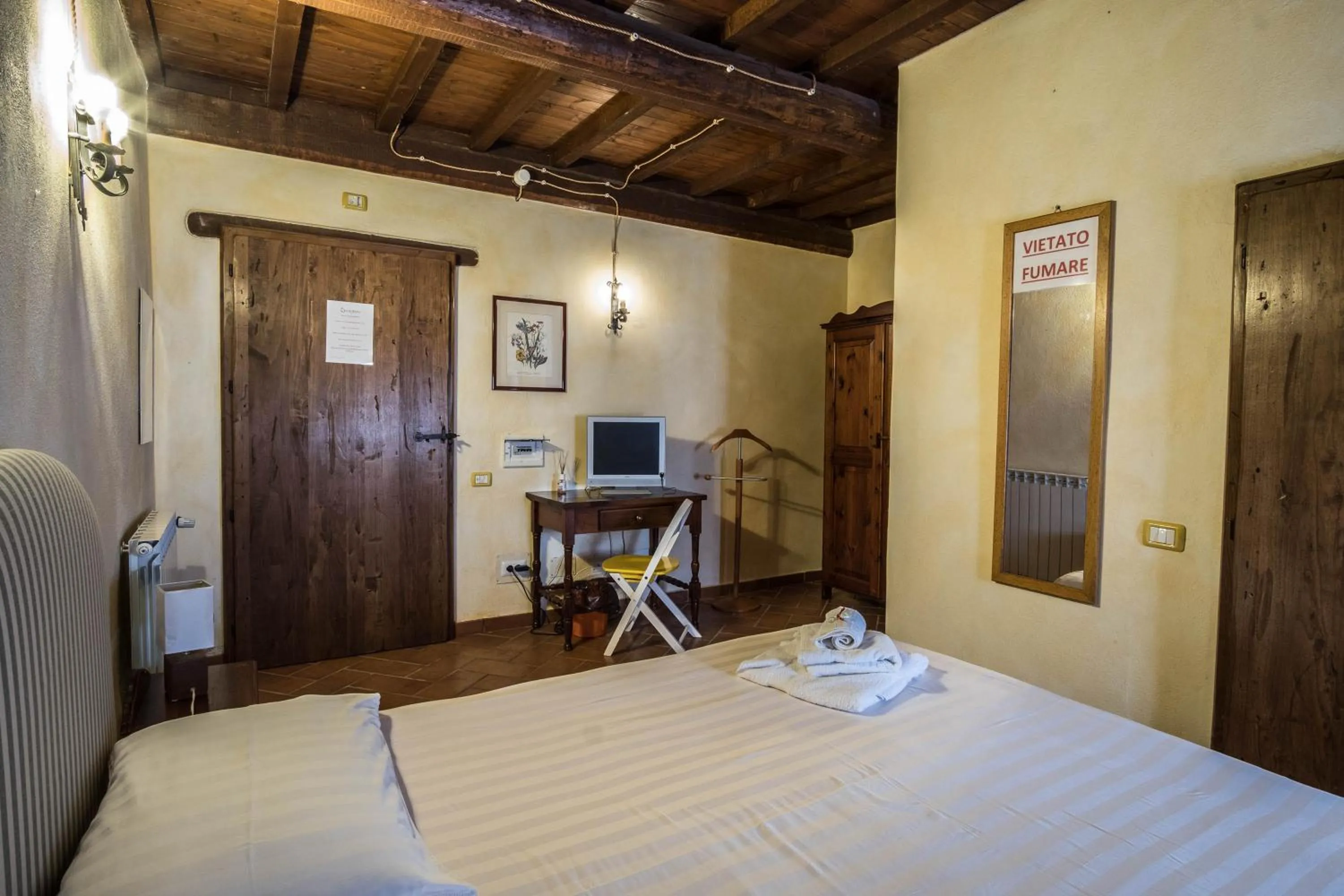 Bedroom, Bed in Agriturismo Goccia di Luna