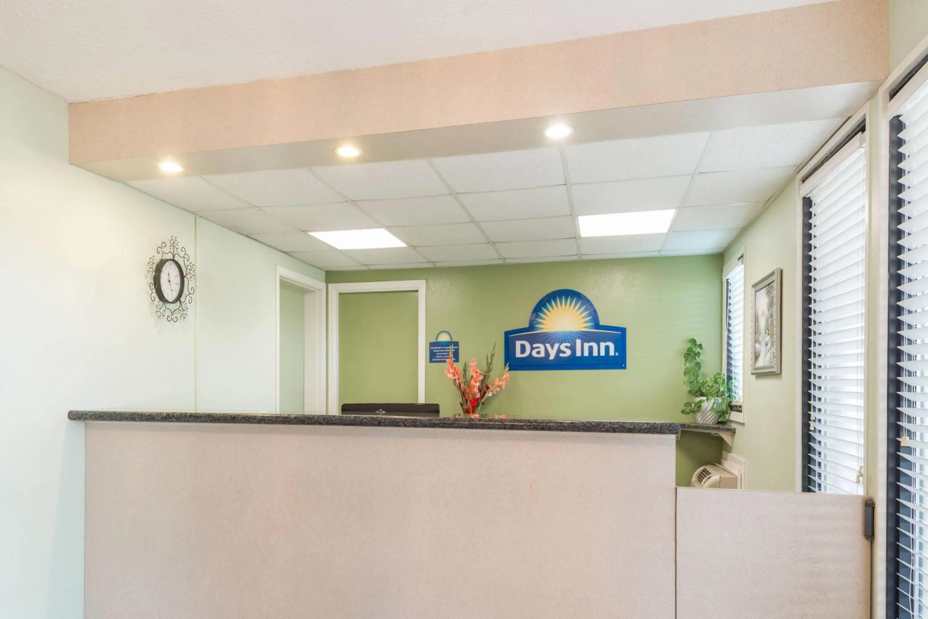 Lobby or reception in Days Inn by Wyndham San Marcos