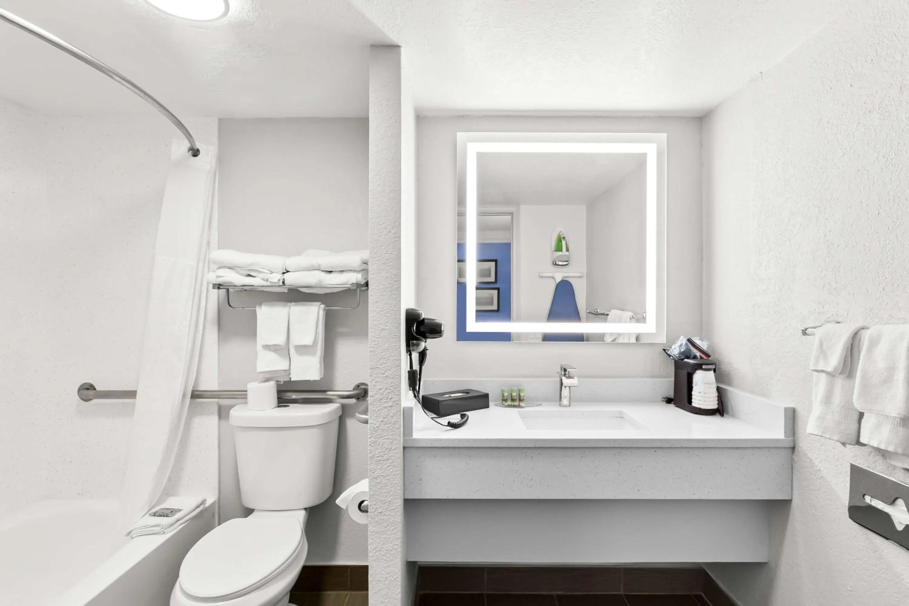 Bathroom in Best Western Schaumburg – O’Hare NW