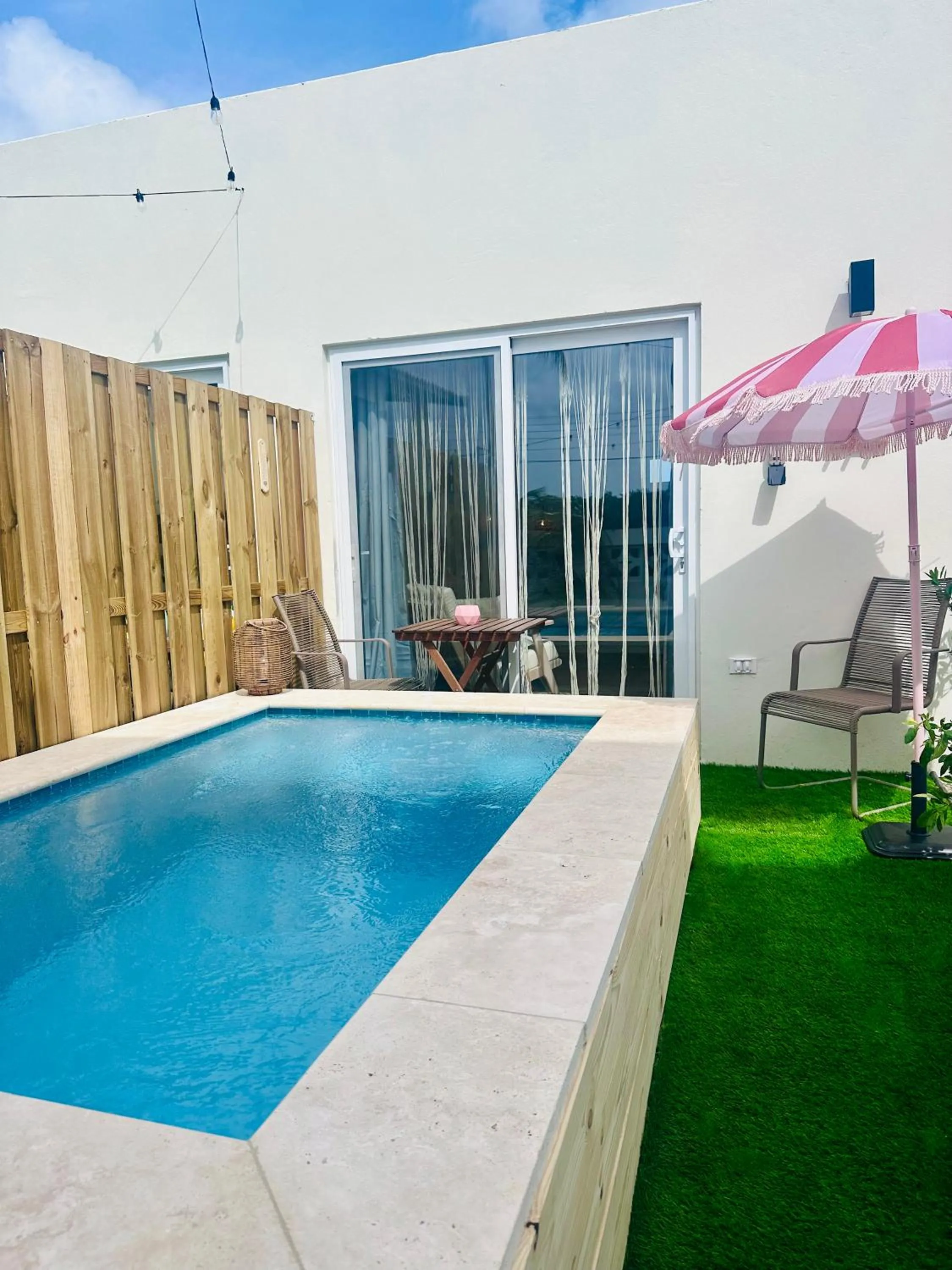 Swimming pool in Vistalmar Ocean Suites