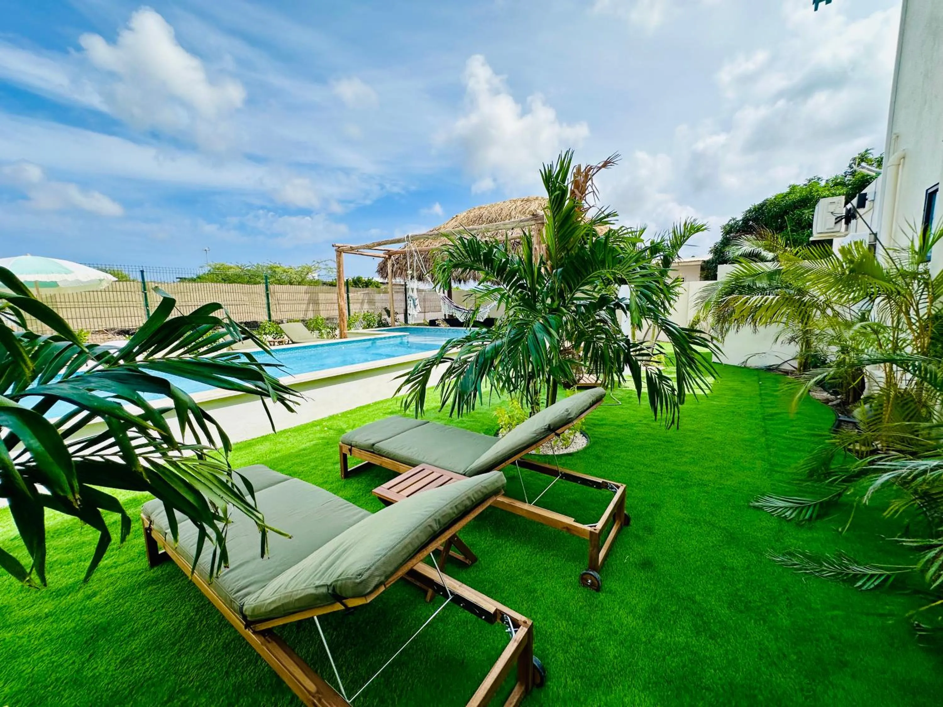 Swimming pool in Vistalmar Ocean Suites