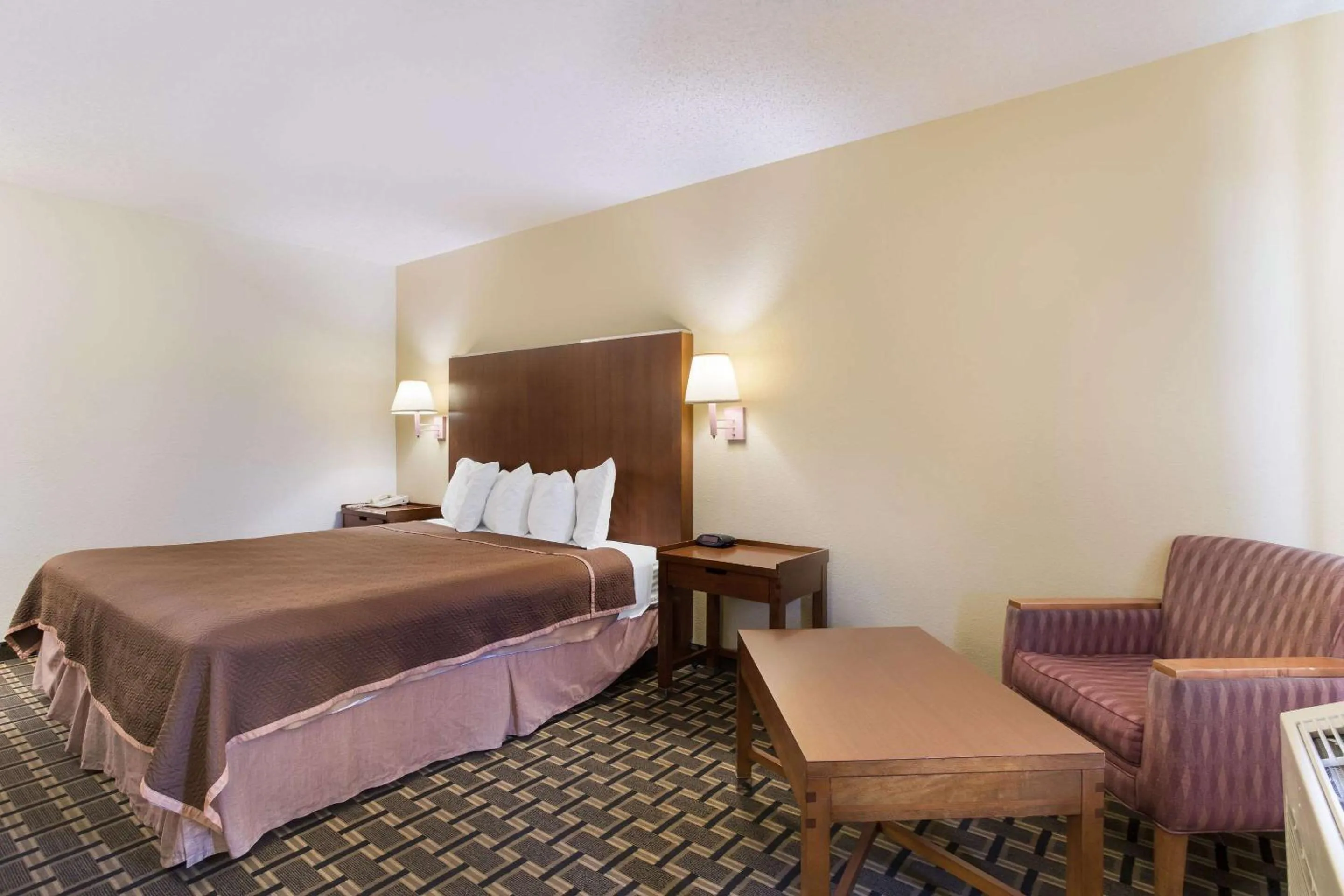 Photo of the whole room, Bed in Rodeway Inn Gallup West