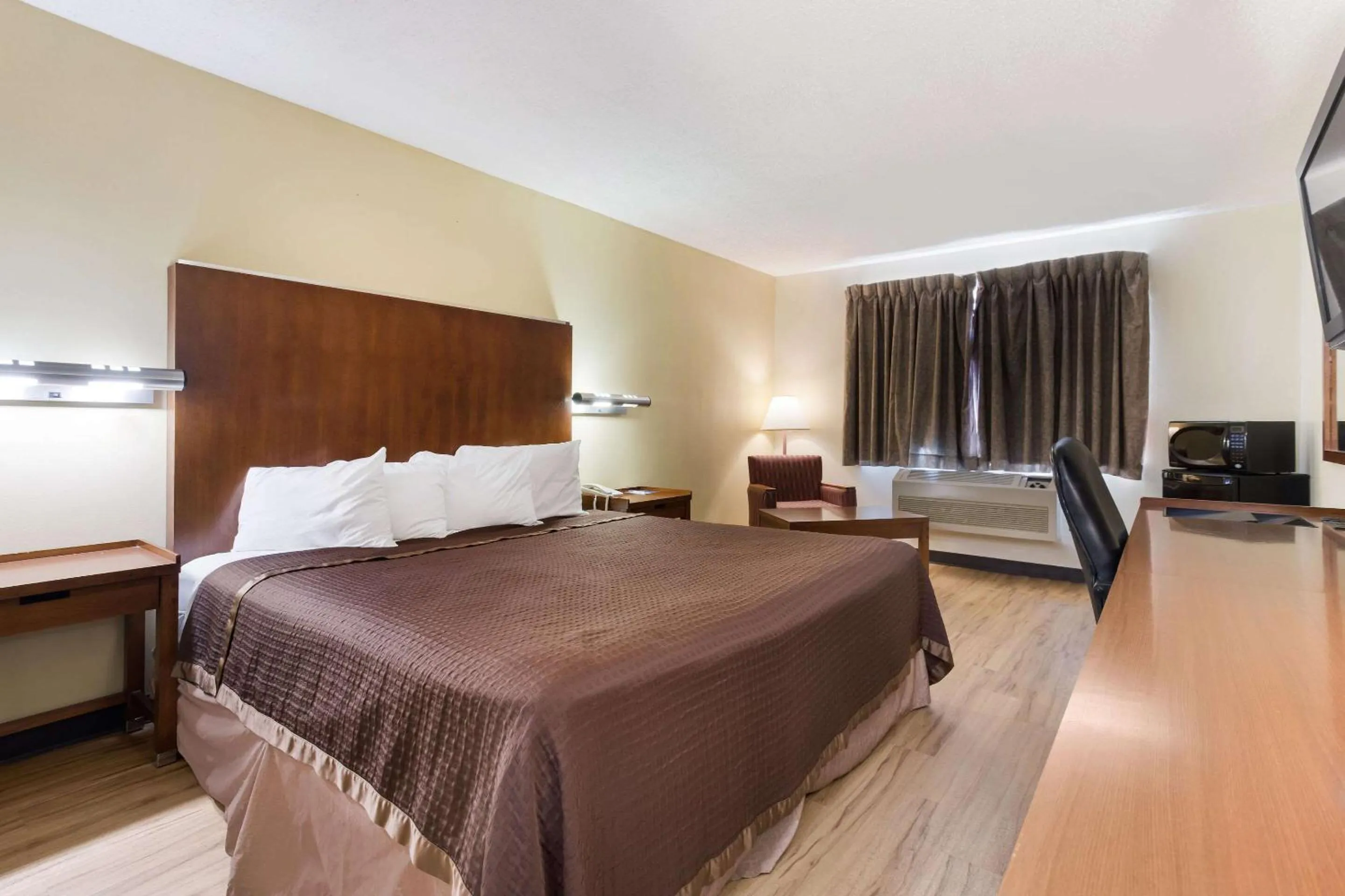 Photo of the whole room, Bed in Rodeway Inn Gallup West