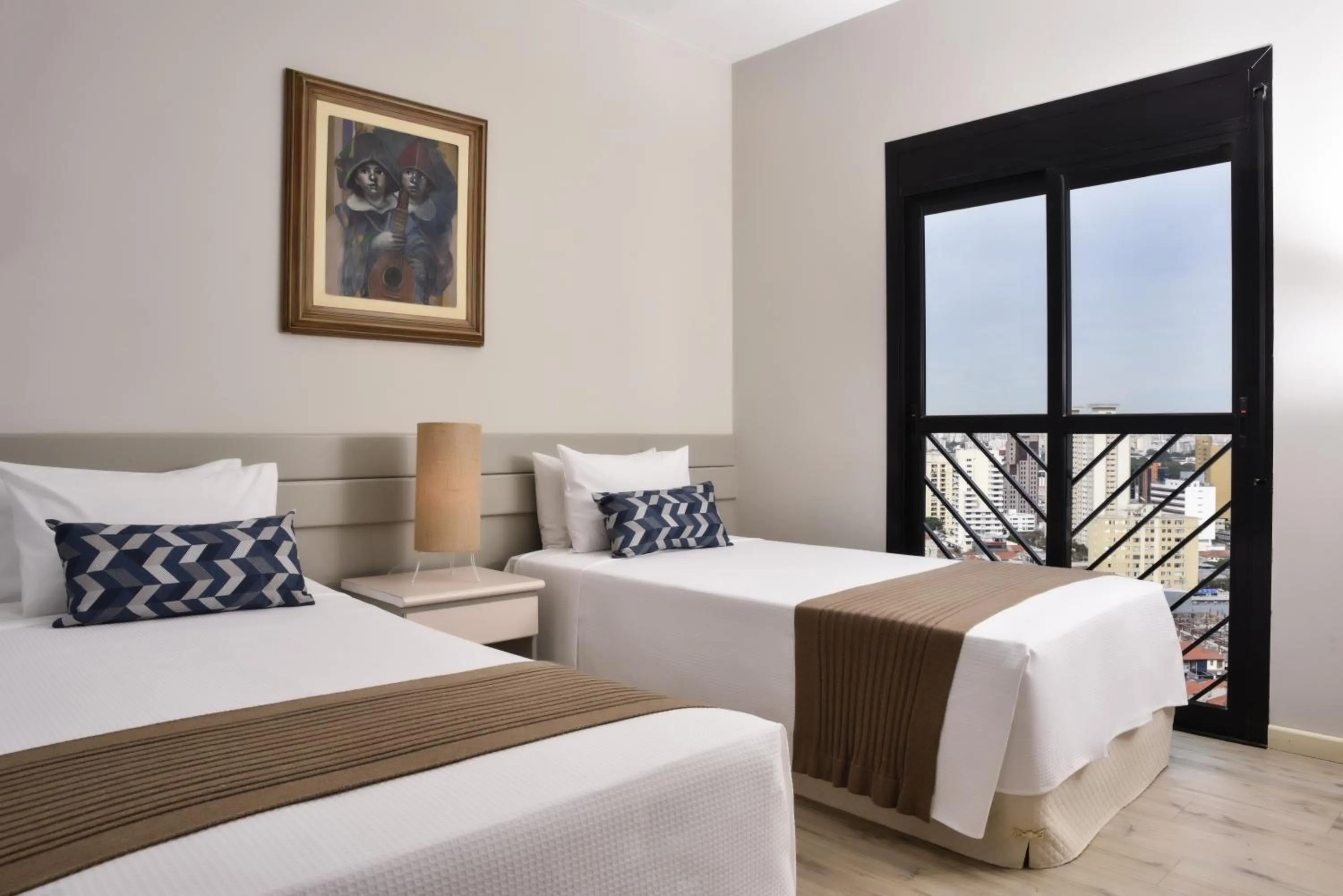 Bed in Plaza Inn Small Town Flat