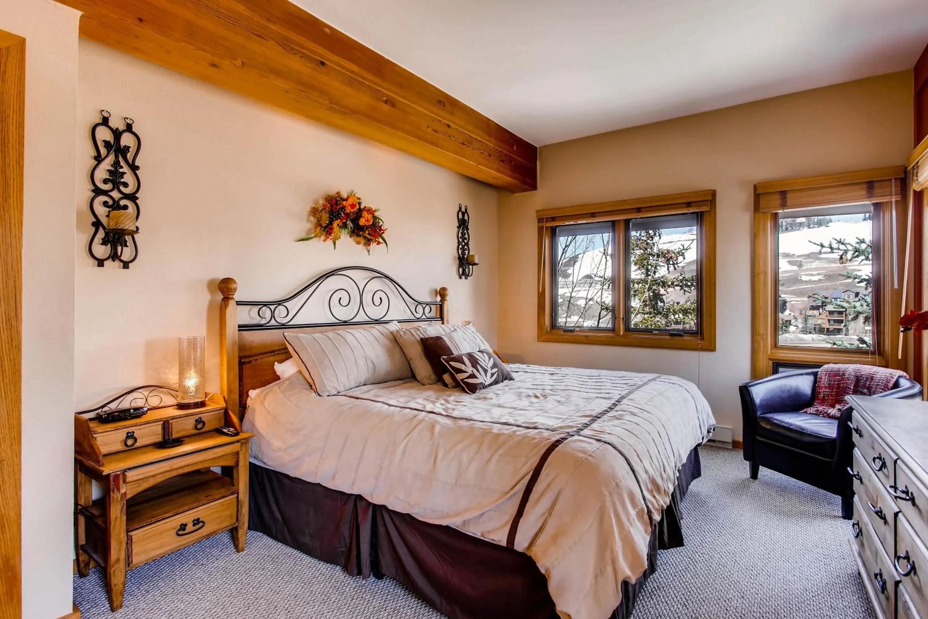 Bed in The Plaza Condominiums, A Vail Resorts Property